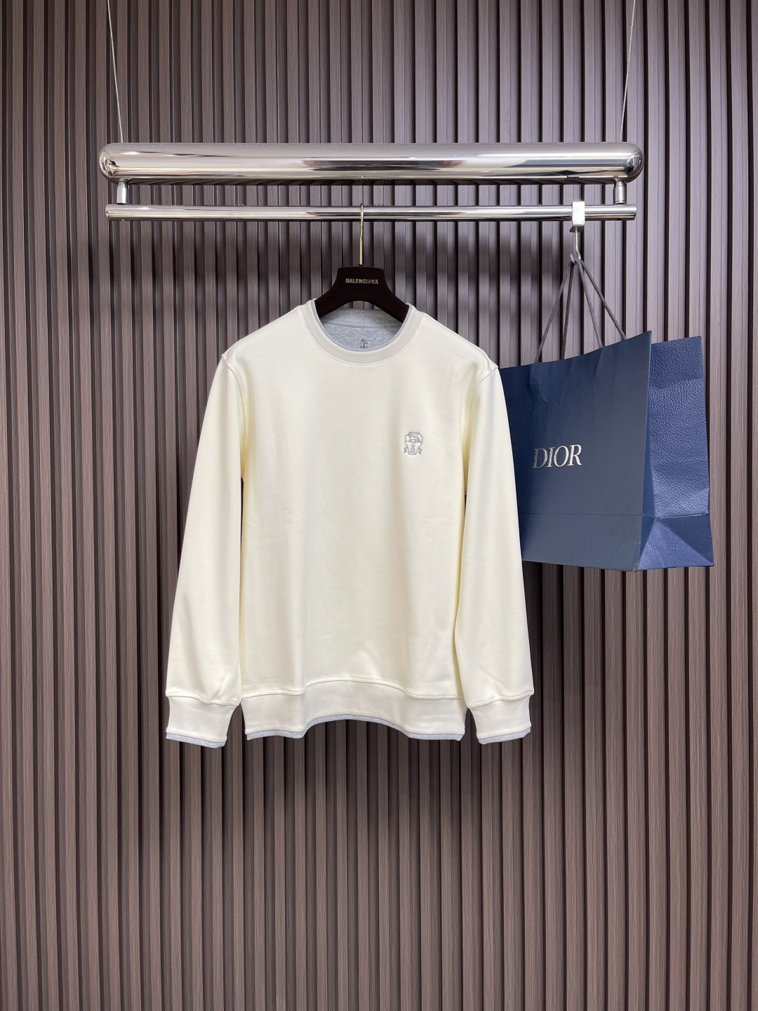 NO:504514,BC BrunelloCucinelliBrunello.  Kucinelli Recommended by old money upstarts!  2025 autumn and winter contrasting colors fake two-piece round-neck sweatshirt!  Logo embellishment The latest thread contrasting design makes the upper body feel delicate and layered, which can well modify the neck and face shape to make it look slim visually. The combination of tailoring is just right and loose, and the upper body forms a smooth three-dimensional line. As a must-have for classic autumn and winter inner wear. Size M-3XL, brunello cucinelli, hoodie, sweatshirts, alexander wang19860909BC BrunelloCucinelli布鲁内洛．库奇内利 老钱新贵推荐！2025秋冬撞色假两件圆领卫衣！标志点缀 最新的螺纹撞色设计 让上身感细致而有层次感 能很好修饰脖子与脸型视觉上显瘦 合体的剪裁 恰到好处宽松度 上身形成流畅立体线条感 作为经典秋冬季内搭必备款 尺码M-3XL,,brunello cucinelli,hoodie,sweatshirts,alexander wang,Men's clothing