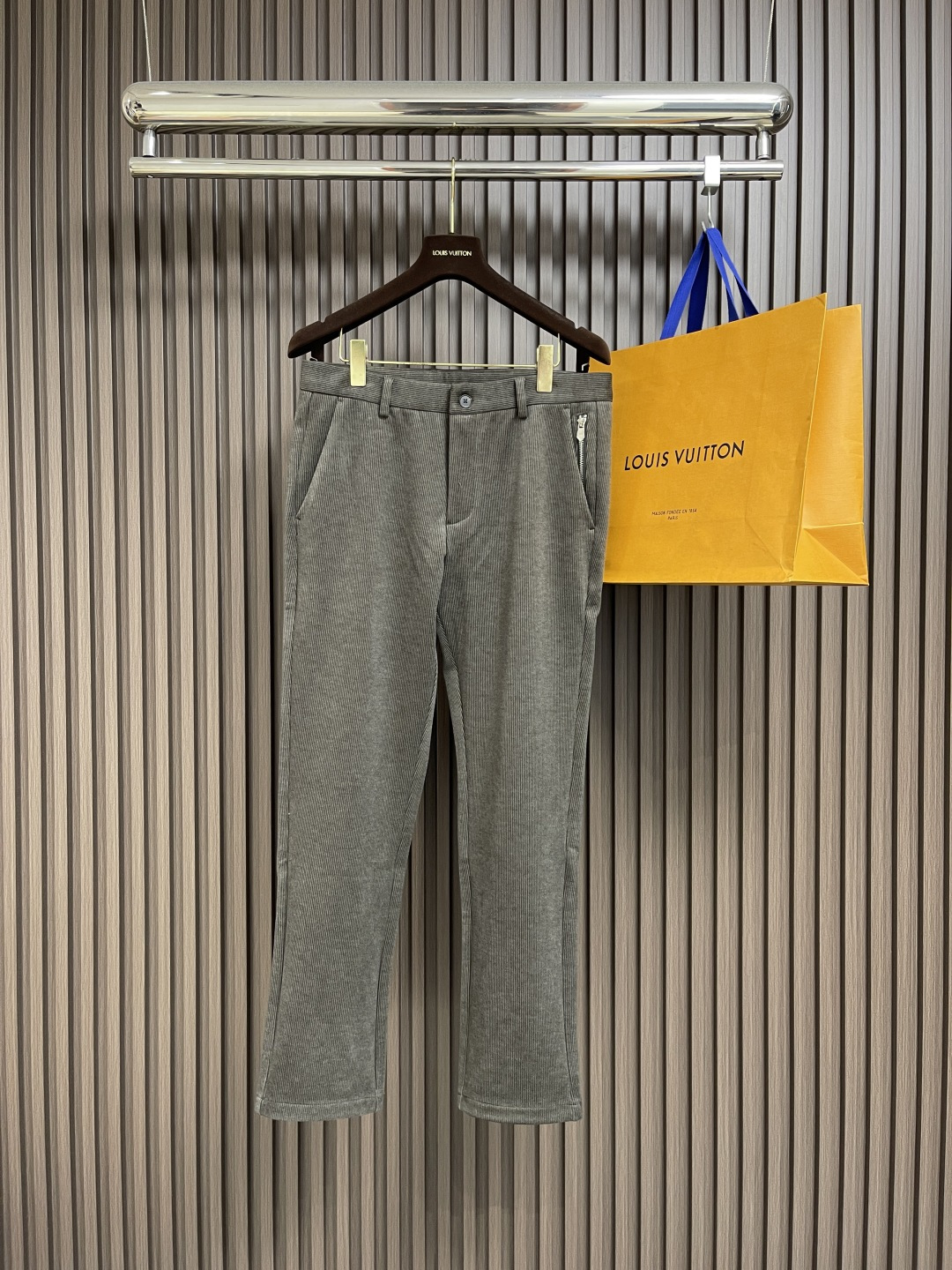 NO:504512,Hermes clean version corduroy casual pants, classic clean color commuting, versatile styles, which can be easily controlled by anyone. Imported fabrics are comfortable to wear, and they are definitely a low-key and stylish casual pants!  YKK hardware zipper, all accessories are customized, size M-3XL, hermes, alexander wang19860909Hermes 净版灯芯绒休闲裤,经典净色通勤 百搭款式 任何人都可以轻松驾驭 进口客供面料 穿着舒适,绝对是低调有型的一款休闲裤！YKK五金拉链,一切辅料全定制出品,尺码M-3XL,,hermes,alexander wang,Men's clothing
