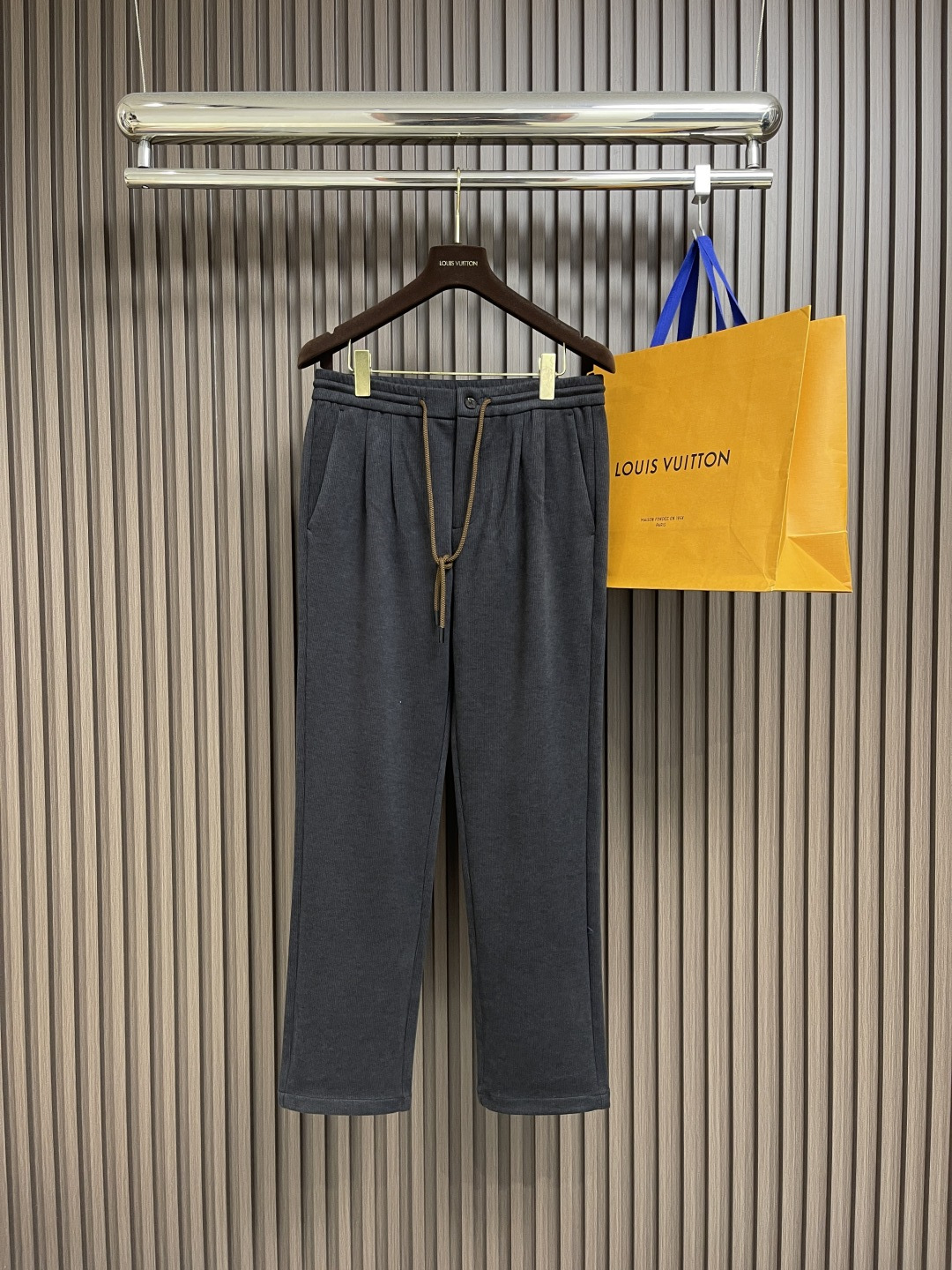 NO:504518,LP Loropiana Recommended by old money upstarts!  Urban outdoor wool-blend casual pants with pockets on both sides. Details are embellished with braided leather rope. High-end and textured. Slightly loose cut. Three-dimensional and stylish. Slim. Fashionable silhouette. Pants. Elastic shaking head design. Very friendly to body shape. All figures can be easily worn. Adjustable at will. Comfortable and not tight. Both sides. Insert bags. Logo embroidery embellishment. Low-key but not lacking in detail. Recommended fabric and quality control. Fabrics are made of customer-supplied 80 polyester fiber. Golden ratio. Corduroy texture. Overall. Soft and comfortable. Upper body and skin-friendly. Breathable. Clever and stylish. High-end and quality. Size M-3XL,,loro piano,loro piano, gold,alexander wang.19860909LP Loropiana 老钱新贵推荐！都市户外羊毛混纺休闲裤 两侧插袋 细节采用编织皮绳点缀 高档而显质感 略微宽松的剪裁 立体有型 显瘦 时髦廓形 裤子 松紧摇头设计 对身型很友好 各种身材皆能轻松穿着 随意调节 舒适不紧绷 两侧 插袋 标志LOGO刺绣点缀 低调但不失细节感 面料与品质控推荐 面料采用 客供订纺80聚酯纤维 黄金比例配比 面料表面灯芯绒质感 整体的 手感柔软舒适 上身亲肤 透气 保暖的同时挺括有型 高档有品质感.尺码M-3XL,,loro piana,loro piana,gold,alexander wang,Men's clothing