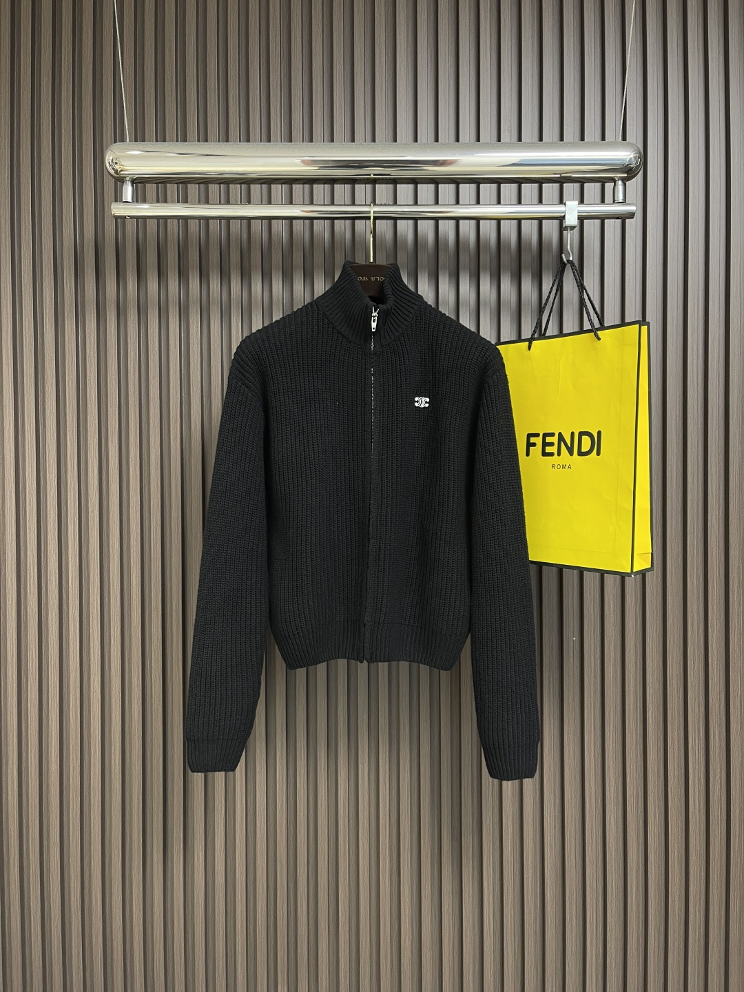 NO:504499,Celine Arc de Triomphe sweater jacket, fixed wool soft mixed wool worsted material, excellent texture, comfortable skin, based on a deep dark curtain, the ultimate fusion of depth and nobility, the iconic Celine Arc de Triomphe logo embellishes the front, simple and smooth zipper lines, the blend of exquisiteness and dynamic, and the taste is revealed in silence. With its unparalleled versatile attributes, it has become a lasting classic in the fashion industry, using imported machine embroidery technology, using advanced computer control systems and precision mechanical components to achieve Arc de Triomphe embroidery operation, high precision, smooth and delicate lines, soft and deodorized process for laundry washing and soft deodorization through professional washing equipment and specific detergents, and improve the feel and appearance of the clothes. Size S-XL,,celine, jackets & coats, sweaters, alexander wang19860909Celine 凯旋门毛衣外套,定织臻柔混羊毛精纺料 质感卓越 舒适贴肤 以一抹深邃黑幕为底 深達与高贵的极致融合 标志性Celine 凯旋门标识点缀正面 简洁流畅的拉链线条 精致与动感的调和 有张有驰 于无声处彰显品味 以其无与伦比的百搭属性 成为时尚界经久不衰的经典,采用进口机刺绣工艺 使用先进的计算机控制系统和精密的机械部件 实现凯旋门刺绣作业 精度高 线条流畅而细腻,成衣洗水加软去味工艺 通过专业的洗涤设备和特定的洗涤剂 对衣物进行深度清洁和去味处理 改善衣物的手感和外观.尺码S-XL,,celine,jackets & coats,sweaters,alexander wang,Men's clothing