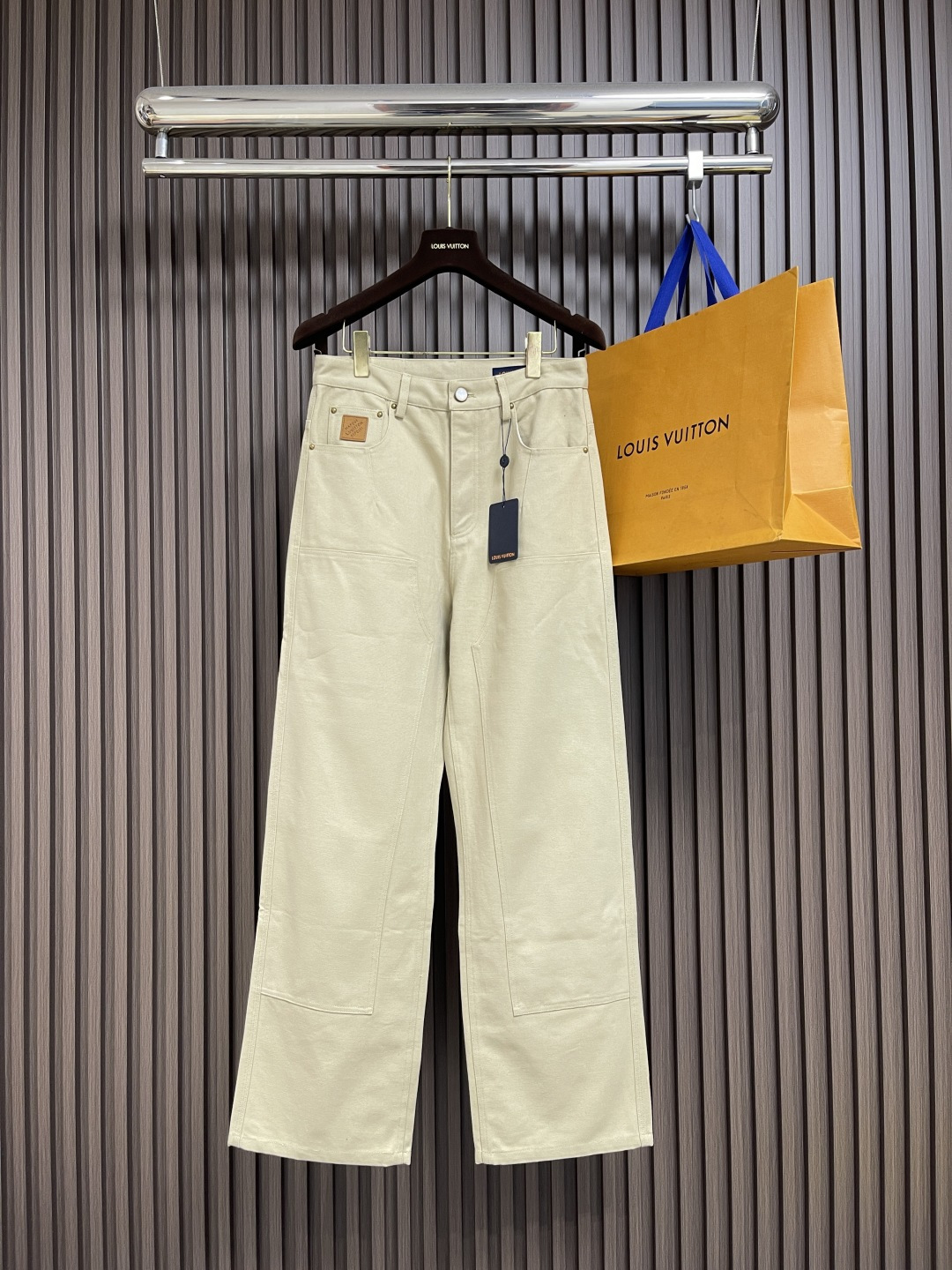 NO:522678,LV 2025SS autumn new denim work pants, which are made of high-density denim fabrics, are wear-resistant and wear-resistant. Even if you wear them frequently and wash them frequently, you don’t have to worry about it being easily pilled or worn out, and it is practical!  , The front splicing structure makes the lines look beautiful, visually lengthening and straightening the legs, classic five-bag denim cut + pearlescent rivets, the rivets have a glossy and full texture!  It can be matched with multiple types of clothing to create fashionable styles, customized accessories, complete three standards, the same style as men and women!  Size 46-48-50-52, louis vuitton,alexander wang19860909LV 2025SS秋季新款牛仔工装裤,采用高密度的牛仔面料,耐磨耐穿,就算是经常穿、频繁洗,也不用担心它会轻易起球或者磨损,实用性拉满！,正面拼接结构,把线条衬得老好看了,视觉上拉长拉直双腿,经典五袋牛仔剪裁＋珠光铆钉,铆钉光泽感绝,质感拉满！能与多类型服饰搭配营造时尚造型,定制辅料,三标齐全,男女同款！尺码46-48-50-52,,louis vuitton,alexander wang,Men's clothing