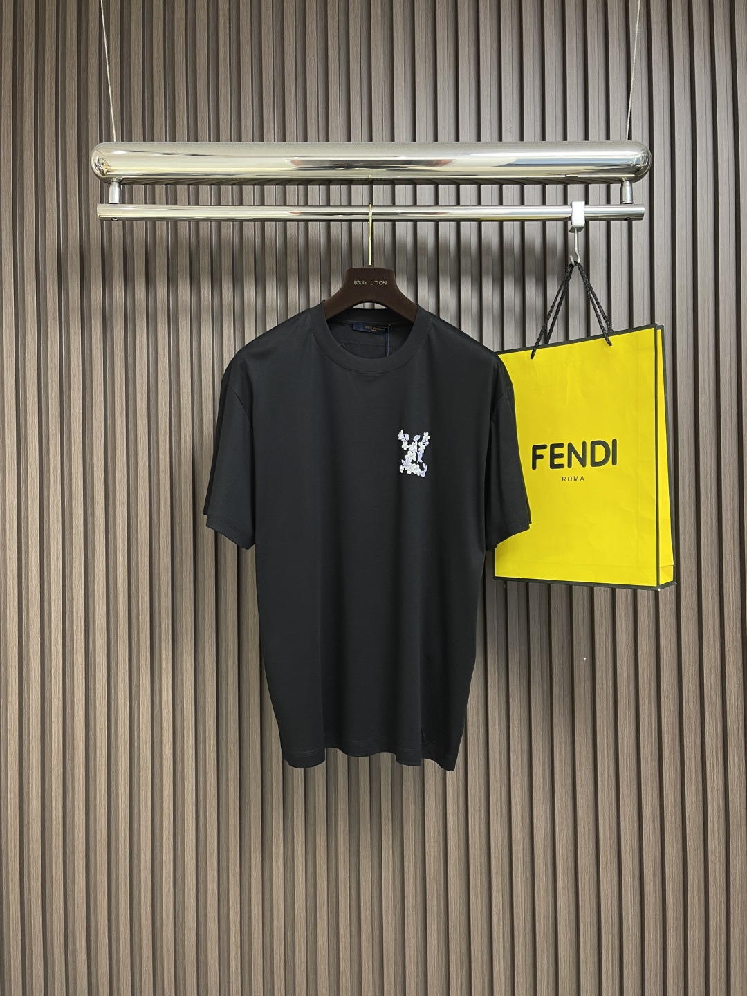 NO:504471,LV  Floral logo jacquard short-sleeved T-shirt, a new favorite for summer fashion, cleverly blends traditional craftsmanship and modern design. This short-sleeved jacquard technology uses superb jacquard technology, three-dimensional and vivid patterns, rich and changeable colors, adding a beautiful scenery to the hot summer. It is simple and generous, soft and delicate, and can easily control various occasions whether it is worn alone or in combination. Selected high-quality fabrics, with good breathability, strong sweat absorption, and comfortable and natural wear. The short-sleeved tailoring is decent and slim, which can not only show men's  A strong figure can also highlight the graceful curves of women. The unique jacquard pattern not only adds to the artistic sense of the clothing, but also highlights the wearer's personality and taste. Whether it is leisure, date, or outdoor travel, exercise and fitness, jacquard short sleeves for men and women are your ideal choice. It not only allows you to stand out from the crowd, but also allows you to enjoy the coolness and comfort in summer. Come and buy a favorite jacquard short sleeves to make this summer more exciting!  Size XS-L, louis vuitton, T-shirt,tees, t-shirt,alexander wang19860909LV 花卉logo提花短袖T恤,夏日时尚新宠,将传统工艺与现代设计巧妙融合.这款短袖采用精湛的提花技术,图案立体生动,色彩丰富多变,为炎炎夏日增添一抹亮丽风景.简约大方,柔美细腻,无论是单穿还是搭配,都能轻松驾驭各种场合.精选优质面料,透气性好,吸汗性强,穿着舒适自然.短袖剪裁得体,版型修身,既能展现男性健硕身材,又能凸显女性曼妙曲线.独特的提花图案,不仅增添了服饰的艺术感,更彰显了穿着者的个性与品味.无论是休闲逛街、约会聚餐,还是户外旅行、运动健身,提花男女短袖都是你的理想选择.它不仅能让你在人群中脱颖而出,更能让你在夏日里尽享清凉与惬意.快来选购一款心仪的提花短袖,让这个夏天更加精彩纷呈吧！尺码XS-L,,louis vuitton,T-shirt,tees，t-shirt,alexander wang,Men's clothing