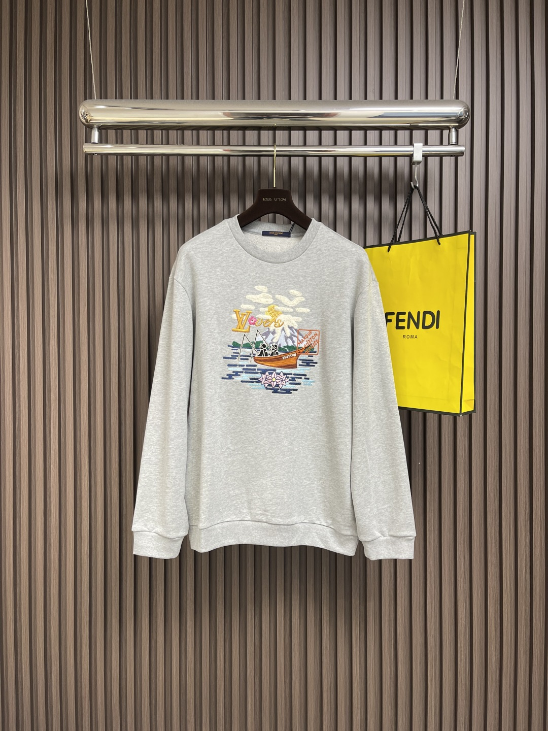 NO:521424,LV Pastoral Fishing Embroidered Sweatshirt, this cotton sweatshirt quotes the patterns of the 2025 autumn and winter show, and uses bright embroidery to depict the scene of arrell Wilicms and Nig. fishing leisurely in the pastoral scenery, witnessing the tacit cooperation and deep friendship between the two designers. Marque L. Vuitton Desee at the rear, the leather label is perfect for elegant design. Size S-XL, louis vuitton, hoodie, sweatshirts, alexander wang19860909LV 田园垂钓刺绣图案卫衣,本款棉质运动衫援引2025秋冬秀场的图纹,以明丽刺绣描绘 arrell Wilicms与Nig.于田园风光中悠然垂钓的画面,见证两位设计师的默契合作与深厚友谊.后部的 Marque L.Vuitton Desee,皮革标签完善闲雅设计.尺码S-XL,,louis vuitton,hoodie,sweatshirts,alexander wang,Men's clothing
