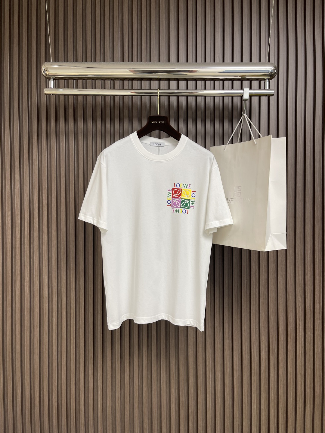 NO:504449,Complete set of LOEWE 2025s new round neck T-shirt shorts set!  The same style as men and women.  It uses 260g pure cotton fabric.  The upper body is very comfortable. The texture is different from ordinary cotton fabrics.  ．  Classic graphic embroidery design.  Shorts are elastic and comfortable with waist.  Three sizes. Size M-3XL, loewe, shorts, tees, t-shirt, alexander wang19860909整套 LOEWE 2025s新款圆领T恤短裤套装！男女同款．采用260g纯棉面料．上身非常的舒服.质感区别于普通棉质面料．．经典图形绣花设计．短裤松紧腰头舒适．三标齐.尺码M-3XL,,loewe,shorts,tees，t-shirt,alexander wang,Men's clothing