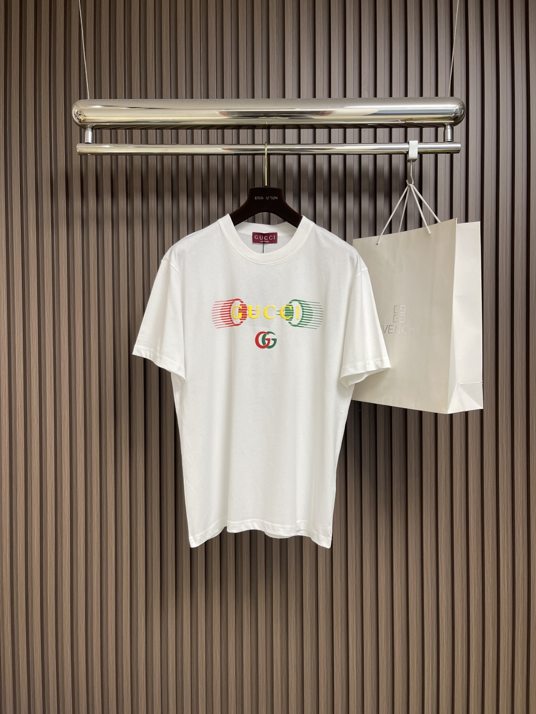 NO:504451,Complete set of GUCCI 2025 early autumn logo element printed pattern short-sleeved T-shirt shorts set, customized 32 double yarn pure cotton fabric, gram weight 260g, soft and delicate feel, and is solider than ordinary cotton fabric, comfortable, breathable and not easy to deform, imported nanoprinting, precision screen version makes the printing more three-dimensional, clear and detailed, original auxiliary materials are complete, artificial hand-sewn woven label, same style for men and women, size M-3XL, gucci, shorts, T-shirt, tees, t-shirt, alexander wang19860909整套 GUCCI 2025早秋logo元素印花图案短袖T恤短裤套装,定制32支双纱纯棉面料,克重260g,手感松软细腻又比一般棉布料扎实,舒适透气不易变形,采用进口纳米印花,精密网版让印花更为立体清晰细致,原版辅料三标齐全,,人工手缝织唛,男女同款,尺码M-3XL,,gucci,shorts,T-shirt,tees，t-shirt,alexander wang,Men's clothing