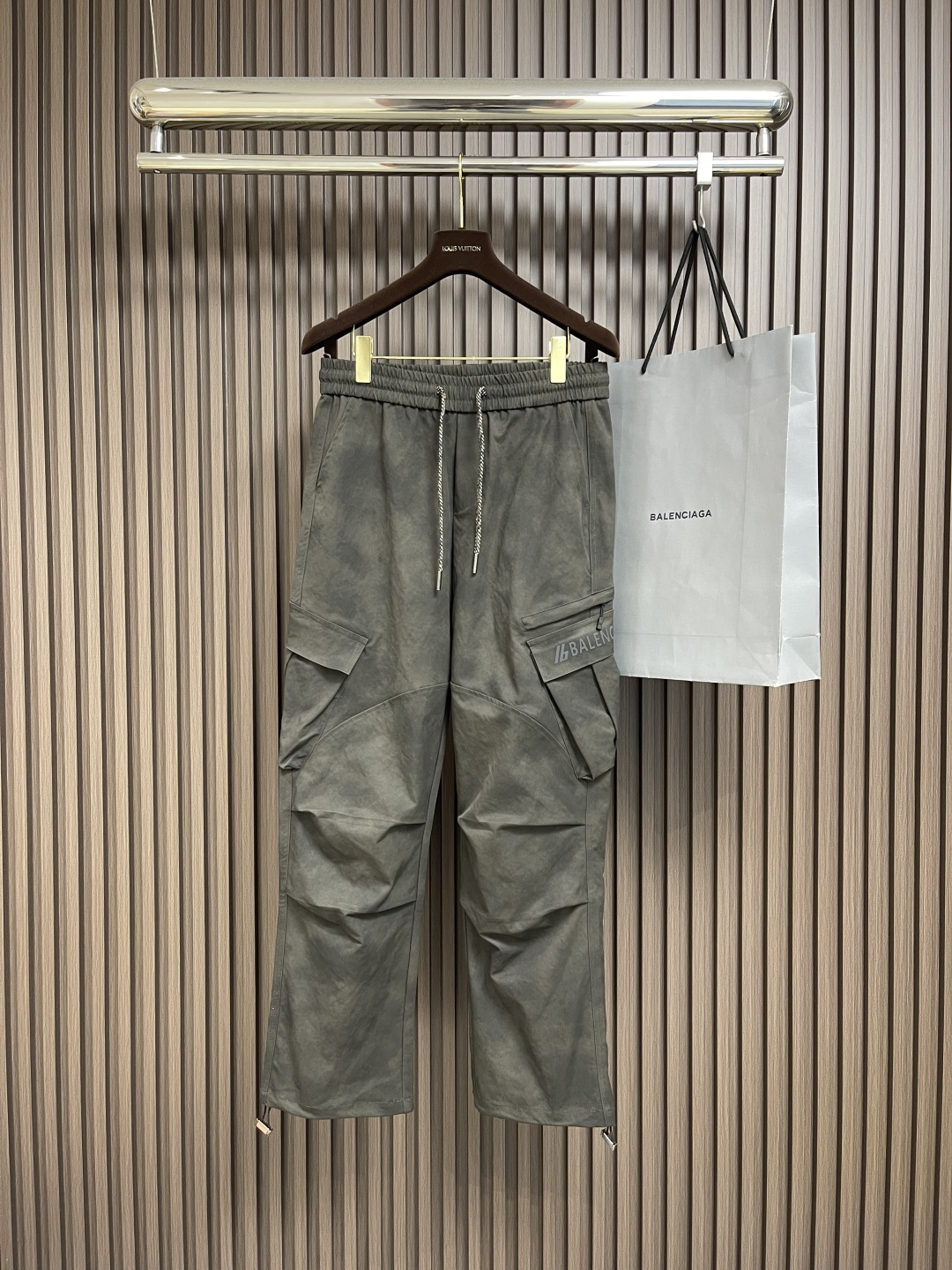 NO:521410,Balenciaga 2025SS early autumn new straight-leg casual sleeves, simple and fashionable new custom fabrics, comfortable to wear, low-key and luxurious, camouflage design is fashionable and high-end, and there is no need to say much about the style and cutting of the pants. The upper body is exquisite and vivid.  True first-class quality, truly palace-level elastic pants, excellent quality, and are very soft after heavy washing!  Not picky about people, the upper body is absolutely stylish and extremely luxurious. Size M-XXL, balenciaga, alexander wang19860909Balenciaga 2025SS早秋新款直筒休闲卫裤,简约时尚新款定制面料,身穿手感舒适 低调不失奢华 迷彩设计时尚高端 裤型款式和裁剪亦无需多言 上身精致跃然．真正一等一顶级质料 真正殿堂级的松紧裤,品质卓然,经过重水洗使得很柔软！不挑人 上身绝对的有型 极度奢华.尺码M-XXL,,balenciaga,alexander wang,Men's clothing