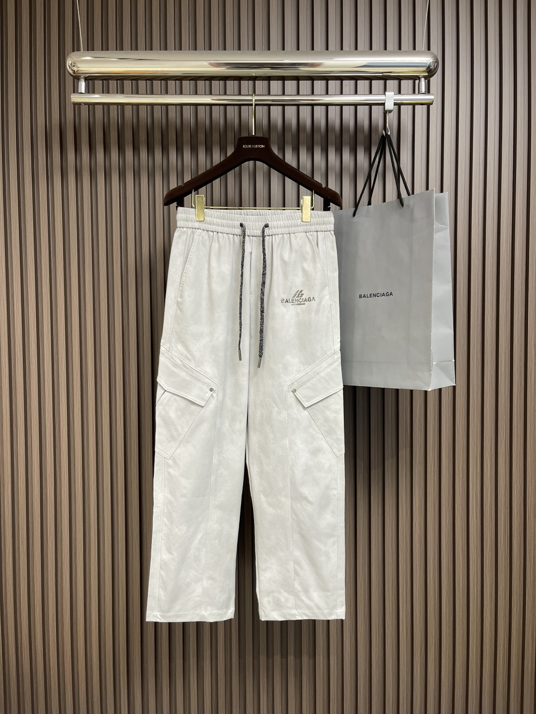 NO:521413,Balenciaga 2025SS early autumn new straight-leg casual sleeves, simple and fashionable new custom fabrics, comfortable to wear, low-key and luxurious, camouflage design is fashionable and high-end, and there is no need to say much about the style and cutting of the pants. The upper body is exquisite and vivid.  True first-class quality, truly palace-level elastic pants, excellent quality, and are very soft after heavy washing!  Not picky about people, the upper body is absolutely stylish and extremely luxurious. Size M-XXL, balenciaga, alexander wang19860909Balenciaga 2025SS早秋新款直筒休闲卫裤,简约时尚新款定制面料,身穿手感舒适 低调不失奢华 迷彩设计时尚高端 裤型款式和裁剪亦无需多言 上身精致跃然．真正一等一顶级质料 真正殿堂级的松紧裤,品质卓然,经过重水洗使得很柔软！不挑人 上身绝对的有型 极度奢华.尺码M-XXL,,balenciaga,alexander wang,Men's clothing