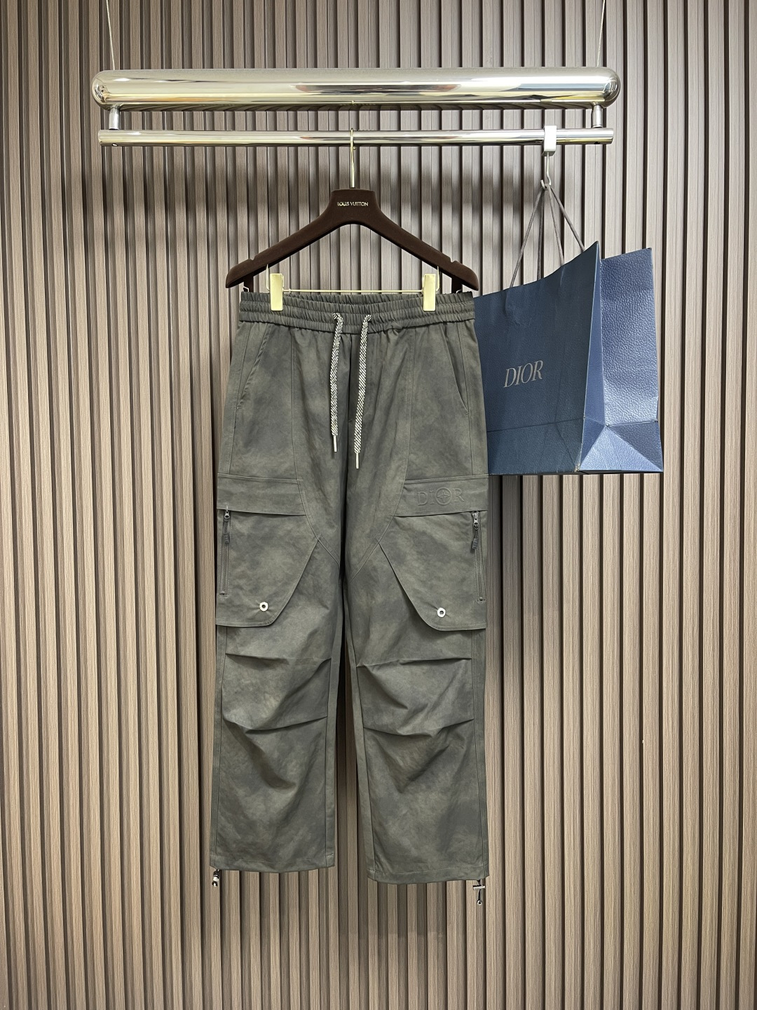 NO:521416,Dior 2025SS Spring and Summer New Multi-Pocket Working Pants This overall pants are refined from lightweight elastic cotton Gaardines. They adopt mid-waist design, multi-pocket work pockets, decorated with 'dior' logo embroidery, three-dimensional tailoring, size M-XXL,,dior,alexander wang19860909Dior 2025SS春夏新款多口袋工装裤这款工装裤,采用轻盈的弹力棉质华达呢精制而成.采用中腰设计,多口袋工装口袋,饰有' dior '徽标彰绣 采用立体剪裁,尺码M-XXL,,dior,alexander wang,Men's clothing
