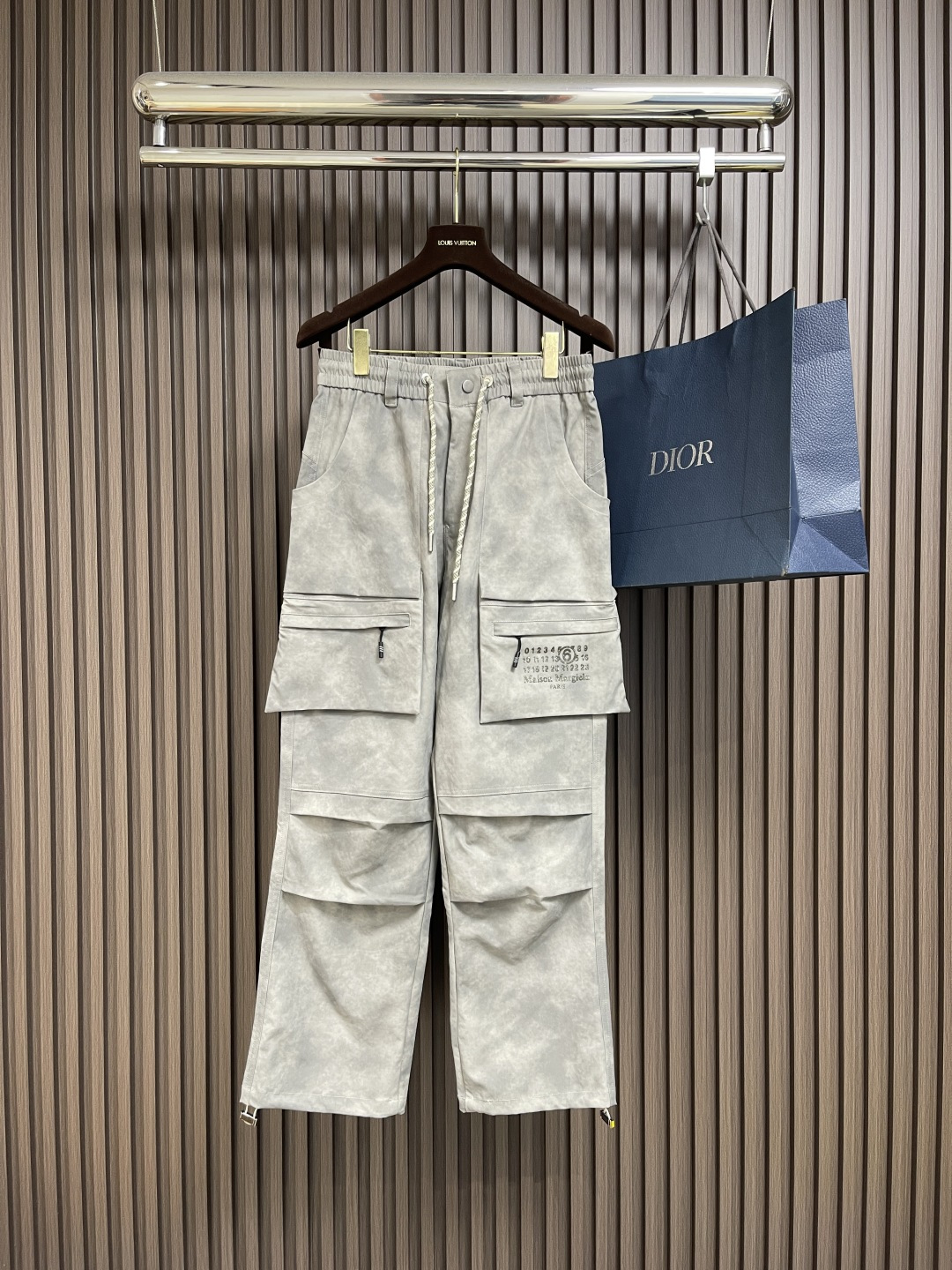 NO:504506,MM6 Majila High Street Multi-Bag Camouflage Pants, MM6 This camouflage injects a unique charm into your outfit. It is soft and skin-friendly and breathable. Whether you are walking on the street or having a casual party, you can feel at ease all the time. Classic camouflage patterns break the monotony and add unrestrained trend. Loose straight-fitting style, not picky on the figure, modify the leg lines, and easily create a casual and lazy atmosphere. The elastic band at the waist is combined with the drawstring design, which can be adjusted freely to ensure a comfortable fit and unlimited movement. It has multiple practical pockets to facilitate the placement of daily objects, both beautiful and functional. Cleverly incorporate brand elements and low-key to show unique taste and style. Whether it is a simple solid color to create a casual style or a personalized retro feel, it can be perfectly adapted to help you become the focus of the street easily. Size M-XXL,,masion  margiela,masion margiela,alexander wang19860909MM6 马吉拉高街多袋迷彩裤,MM6 这款迷彩,为你的穿搭注入别样魅力.柔软亲肤,透气性佳,无论是漫步街头还是休闲聚会,都能让你时刻感受自在.经典迷彩图案,打破单调,增添不羁的潮流感.宽松直筒版型,不挑身材,修饰腿部线条,轻松营造随性慵懒的氛围感.腰部的松紧带结合抽绳设计,可自由调节,确保舒适贴合,活动不受限.设有多个实用口袋,方便放置日常小物,兼具美观与功能性.巧妙融入品牌元素,低调彰显独特品味与格调.无论是搭配简约纯色打造休闲风,还是配上个性展现复古感,它都能完美适配,助你轻松成为街头焦点.尺码M-XXL,,masion margiela,masion margiela,alexander wang,Men's clothing