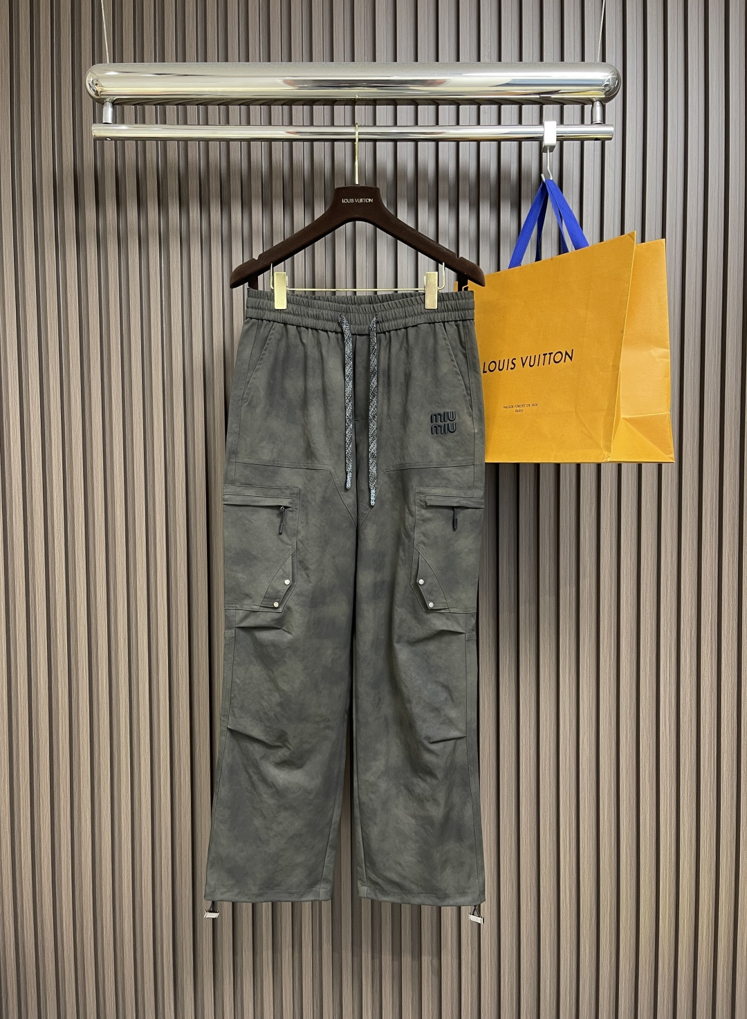 NO:504515,Miumiu 2025ss loose casual workwear retro casual pants, the sporty style is harmonious with the high street style, full of youthful vitality, handsome and stylish functional workwear casual pants are easy to wear and stylish, and they are not restricted to body shapes. They are very friendly to the shape of the legs and are especially suitable for those who like to make them look!  Made of imported twill cotton fabrics, it is crisp and skin-skinny, and has excellent skin-friendly and breathable!  The front pocket of the trouser body uses a classic logo logo, with full and textured words that highlight extraordinary identity and luxury!  Making the dressing effect even more handsome and stylish is the best choice for those who require high precision!  Size M-XXL, miumiu,alexander wang19860909miumiu 2025ss宽松休闲工装复古休闲裤,运动风格与高街风融洽一起,洋溢着满满的青春活力帅气有型的机能工装休闲裤好穿又有型,并且不限制身材穿着,对腿型的修饰又很友好对喜欢凹造型的人特别适合！客供进口斜纹棉质面料制作而成,挺括有骨感,具有优越的亲肤透气性！裤身前幅口袋上采用经典徽标logo,字样饱满有质感凸显不凡身份与奢华档次！令穿着效果更是帅气有型是朔型要求高精准人士的不二之选！尺码M-XXL,,miumiu,alexander wang,Men's clothing