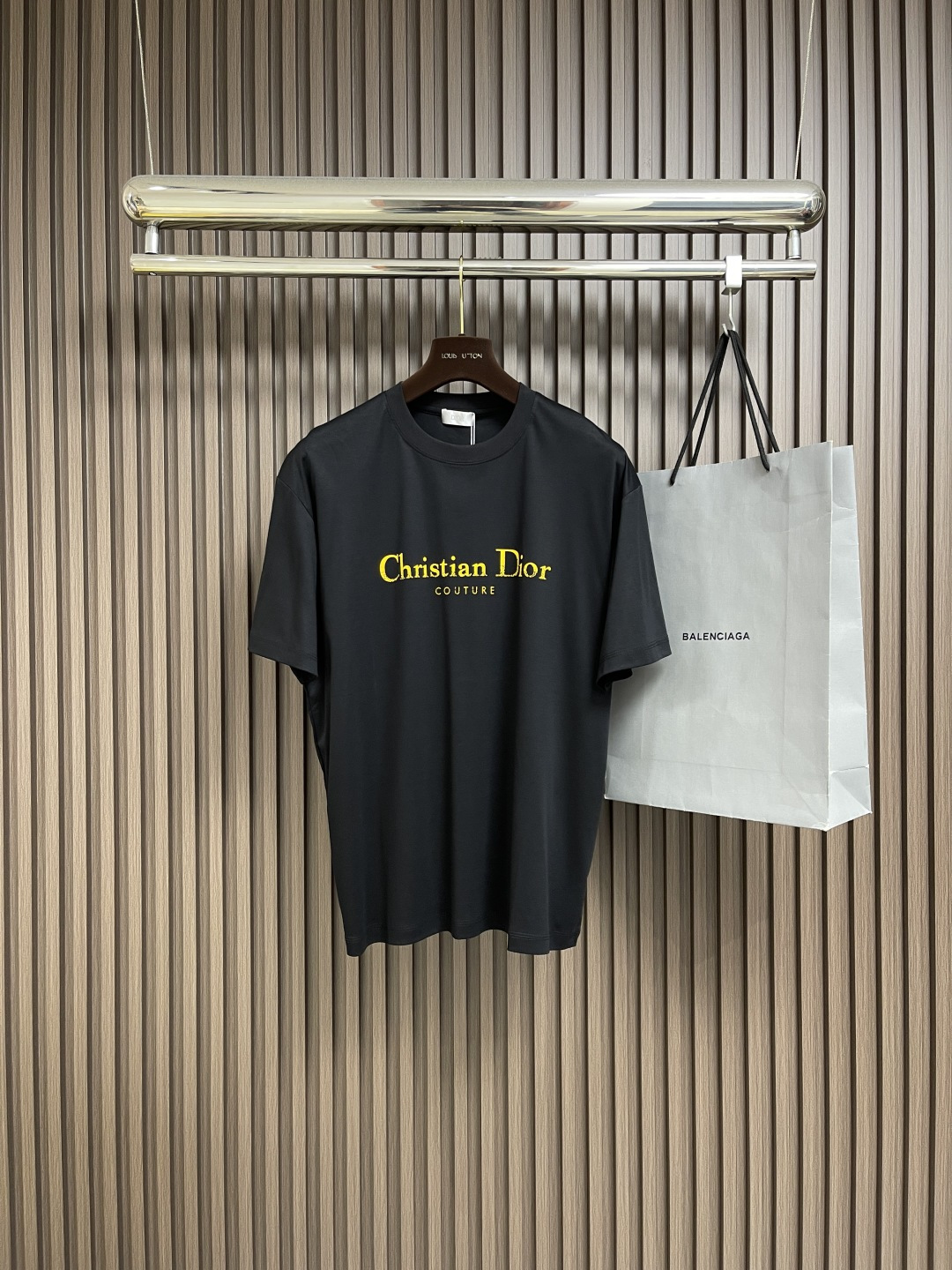 NO:505755,Dior classic letter logo logo retro old printed short-sleeved T-shirt, simple and high-end ~ classic round neck, 'Cistian Dior COUTURE' on the chest, retro and fashionable, black and white are very versatile, whether worn alone or layered, easy to grasp the sense of fashion, basic style can also wear unique style, fashionable and must-have items~ Selected fabrics, comfortable upgrades fabric composed of 99% cotton and 1% polyester fiber, combining the soft and skin-friendly cotton fabrics with the durable and anti-wrinkle properties of polyester fiber. Size XS-L,,dior,T-shirt,tees,t-shirt,alexander wang19860909Dior 经典字母logo标识复古做旧印花短袖T恤,简约又自带高级感～经典圆领,胸前'Cistian Dior COUTURE'做旧印花,复古又时髦,黑白两色都很百搭,不管是单穿还是叠搭,轻松拿捏时尚感,基础款也能穿出独特格调,时髦精必入单品呀～精选面料,舒适升级由99％棉和1％聚酯纤维组成的面料,兼具了棉质面料的柔软亲肤与聚酯纤维的耐用抗皱特性.尺码XS-L,,dior,T-shirt,tees，t-shirt,alexander wang,Men's clothing