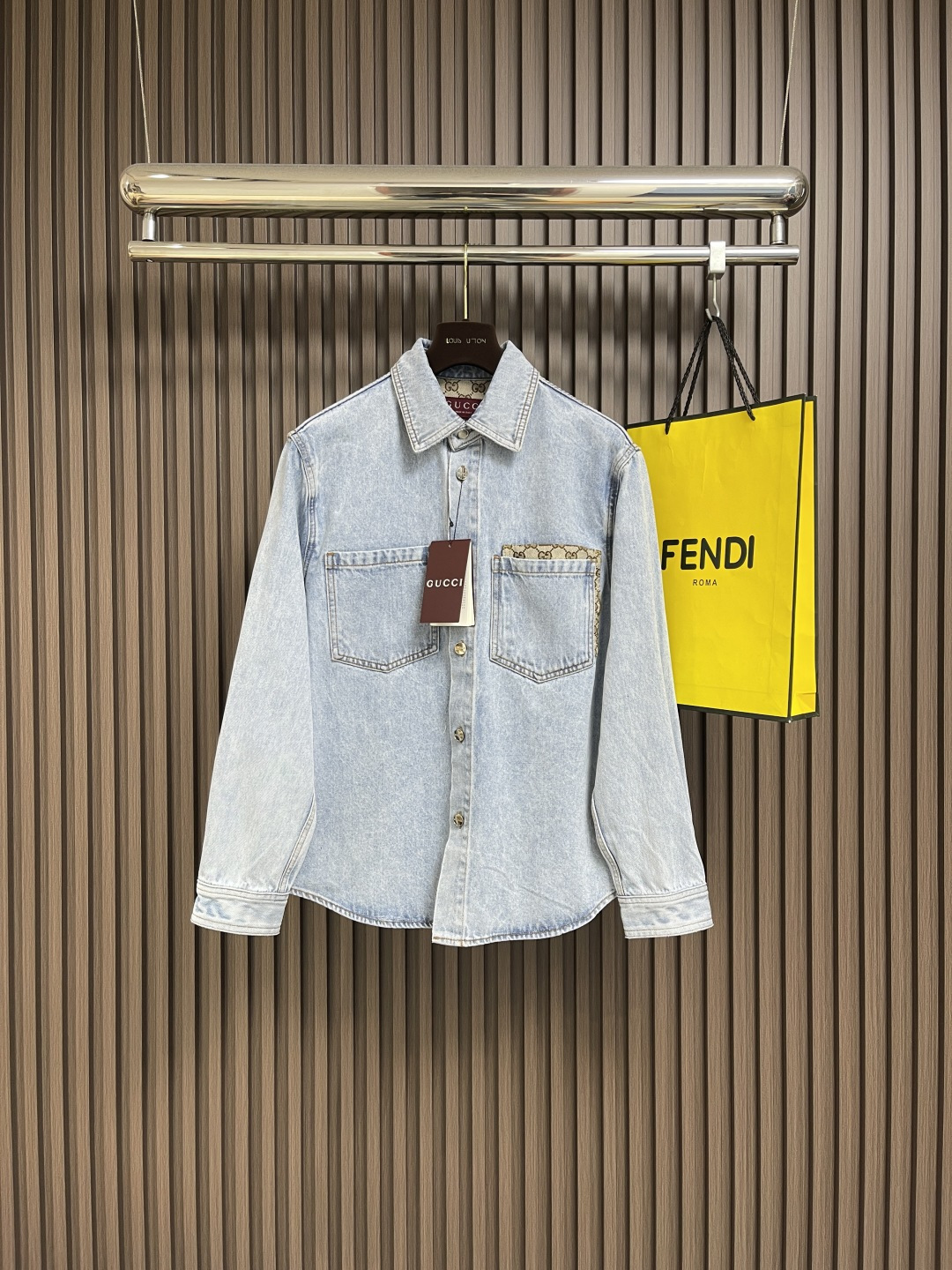 NO:520238,Gucci 2025ss autumn and winter new style GG inlaid washing denim jacket. This denim is the 2025 early autumn series that integrates denim clothing items with implicit and restrained details, making daily style more elegant. The whole set of denim is made of light blue bleached washing fabric, and ingeniously embellishes GG canvas inlaid, making the entire design more eye-catching. One set of dressing is superb. Size 46-52 S-XL, gucci, jackets & coats, alexander wang19860909Gucci 2025ss秋冬新款饰GG镶饰水洗牛仔外套,这款牛仔是2025早秋系列将丹宁服饰单品与含蓄内敛的细节融为一体,令日常造型更显高雅.整套牛仔以浅蓝色漂白水洗宁面料打造,匠心缀饰GG帆布镶饰,令整个设计愈发亮眼.一套穿着效果超赞.尺码46-52 S-XL,,gucci,jackets & coats,alexander wang,Men's clothing