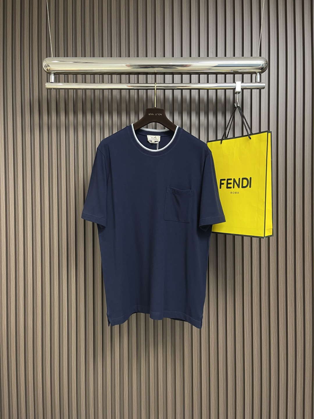 NO:521409,Hermes 2025ss Spring and Summer New Contrast Collar Short-Sleeve T-shirt, French slightly loose cut style, high-fine luxury quality, and a strong sense of light luxury.  The new elements embellish the latest fashion temperament and charming charm.  Customer-supplied knitted cotton fabric.  The texture is comfortable, and the detail and soft touch are invincible.  The three-dimensional H mark has no need to explain it.  A masterpiece of the embroidery craftsmanship of instrument needle point line, full and three-dimensional!  Concave and convex shapes show beauty and a new experience. Size S-XL, hermes, T-shirt, tees, t-shirt, alexander wang19860909hermes 2025ss春夏新款撞色领短袖T恤,法式微宽松裁剪版型,高精细的奢华品质,轻奢感超强．全新元素点缀拥有最新的时尚气质及将魅力韵味．客供针织棉面料．手感质感舒适,细节感和柔触感更是无敌．立体H标识刺微无需意去解释．器械针点线条刺绣工艺的杰作,饱满立体！凹凸造型彰显美感,凛然一新的体验.尺码S-XL,,hermes,T-shirt,tees，t-shirt,alexander wang,Men's clothing