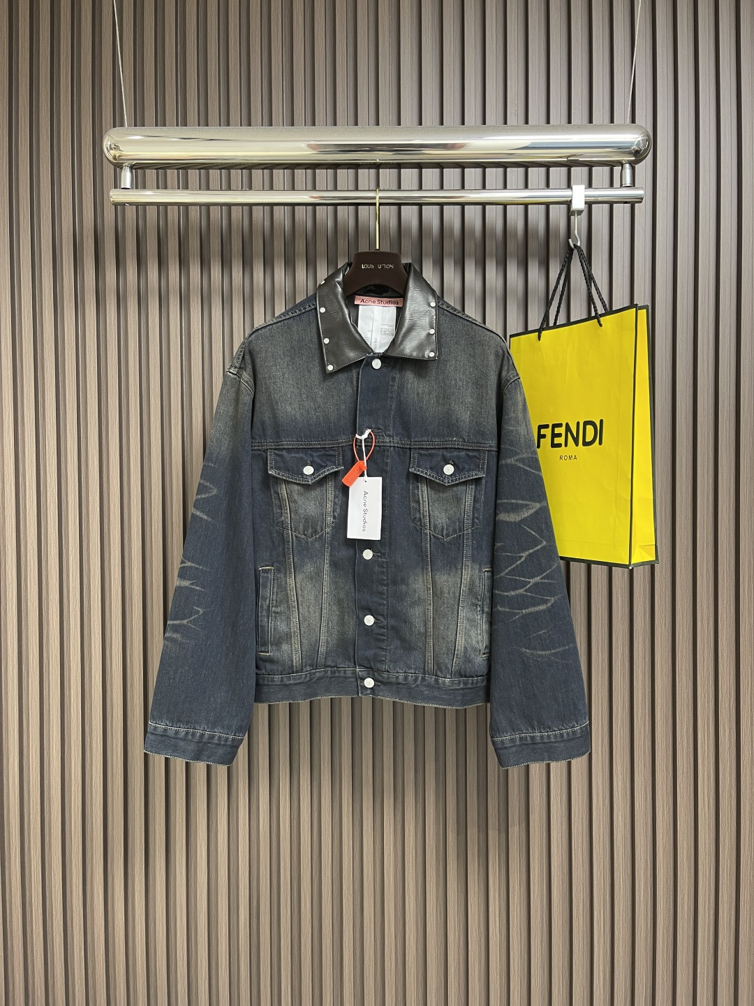 NO:518296,Acne Studios embroidered denim jackets, custom-made cotton denim material, with gradient stir-fried blue as the base tone, is the ultimate display of retro aesthetics. The neckline leather is sublimated, and the nails are arranged in a staggered manner around the neckline, which has been completely interpreted. Acne Studios jumps and intertwines on the sleeves, and the brand spirit is miniaturized, breaking the monotony and dullness of traditional denim jackets, and interprets it with a unique design. Multiple monkeys + sand rubs, rubbing in specific parts by using high-pressure spray guns to achieve local gradient effect, and then creates unique texture patterns through matte technology, which is extremely complex and time-consuming. Electrolytic ultra-dark blue + stone grinding and washing, the process prioritizes the use of electrochemical reactions to change the color of the fabric, and then mixes the fabric with abrasive through a grinder and cleans it with hot water.  To achieve specific washing effect. Size S-XL, acne studios,dior,jackets & coats,alexander wang19860909Acne Studios 刺绣牛仔夹克,定制隐韵密织棉质牛仔料,以渐变炒色蓝作基调,是复古美学的极致展现.领口皮革加以升华,而撞钉错落有致地镶嵌在领口周边,得到了全新的演绎.Acne Studios或明或暗的针法在手袖上跳跃交织,品牌精神的微缩呈现,打破传统牛仔夹克单调与呆板,以独树一帜的设计演绎.采用多位马骝＋擦沙,通过使用高压喷枪,在特定部位进行摩擦,达到局部渐变的效果,再通过磨砂技术 制造出独有纹理图案,做工极其复杂 耗时耗力.电解特深蓝＋石磨酵洗,工艺 优先利用电化学反应来改变织物的色彩,再通过研磨机将织物与研磨剂混合 并利用热水进行清洗 以达到特定的洗涤效果.尺码S-XL,,acne studios,dior,jackets & coats,alexander wang,Men's clothing