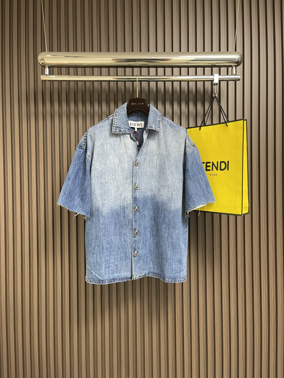 NO:520232,Loewe Anagram Tannin Short Sleeve Shirt Customized Cloud-sensing Washed Tannin Cotton Comfortable Skin Strong Texture Encounter Classic Denim Blue Dream Explained casual and elegant Elegant Elegant Elbows Decorated with Anagram Hollow Design Full of Visual Recognition Full of Washing Water Gradient Rich and Detailed Declaration of Personality and Taste Successful Cutting Successful Shoulder-falling Design Add a Laser-Stuffed Artistic Vitality Gives Denim Shirt a Chic Artificial Life Using Laptops Manually Disassemble the Elbows Flat Layout for Laser Positioning Cutting Anagram Patterns Hand-made Internal Applicable Finishes High Loss Low Daily Yield Use Washing Water Frying Process Prefers Special Desizing Agents Next Soaking Fabrics Soaked in the fabric Evenly Slurry After Desizing It Finally Rinse After Extreme Workmanship Complex, High Loss and Manually Cut Tassels  Through fine tailoring and clever sewing techniques, the edges of the fabric present a natural wear and tassel effect, which not only adds a sense of layering but also gives a unique dynamic beauty. Size 42-44-46-48 S-XL,,loewe,shirts,T-shirts,alexander wang19860909Loewe Anagram单宁短袖衬衫 定制云感水洗单宁棉布 舒适贴肤 质感十足 邂逅经典牛仔蓝梦境 演绎随性优雅 手肘处饰以 Anagram 镂空设计 视觉辨识度拉满 洗水渐变层次丰富而细腻个性与品味的宣言剪裁随性 落肩的设计 增添了一份慵懒与随性 赋予牛仔衬衫别致的艺术生命力 采用激光切割 人工拆开手肘 平铺出来做激光定位切割Anagram图案 再手工内部贴布最后再人工车缝上去 工费昂贵 损耗高 日产量低 采用洗水炒色工艺 优先选择特制的退浆剂 再讲布料浸泡其中 均匀受浆 退浆后最终再进行漂洗 做工复杂至极 损耗高 人工割烂流苏 通过精细的剪裁和巧妙的缝制手法 使布料边缘呈现出一种自然的磨损和流苏效果 不仅增加了层次感还赋予了一种独特的动态美感.尺码42-44-46-48 S-XL,,loewe,shirts,T-shirt,alexander wang,Men's clothing