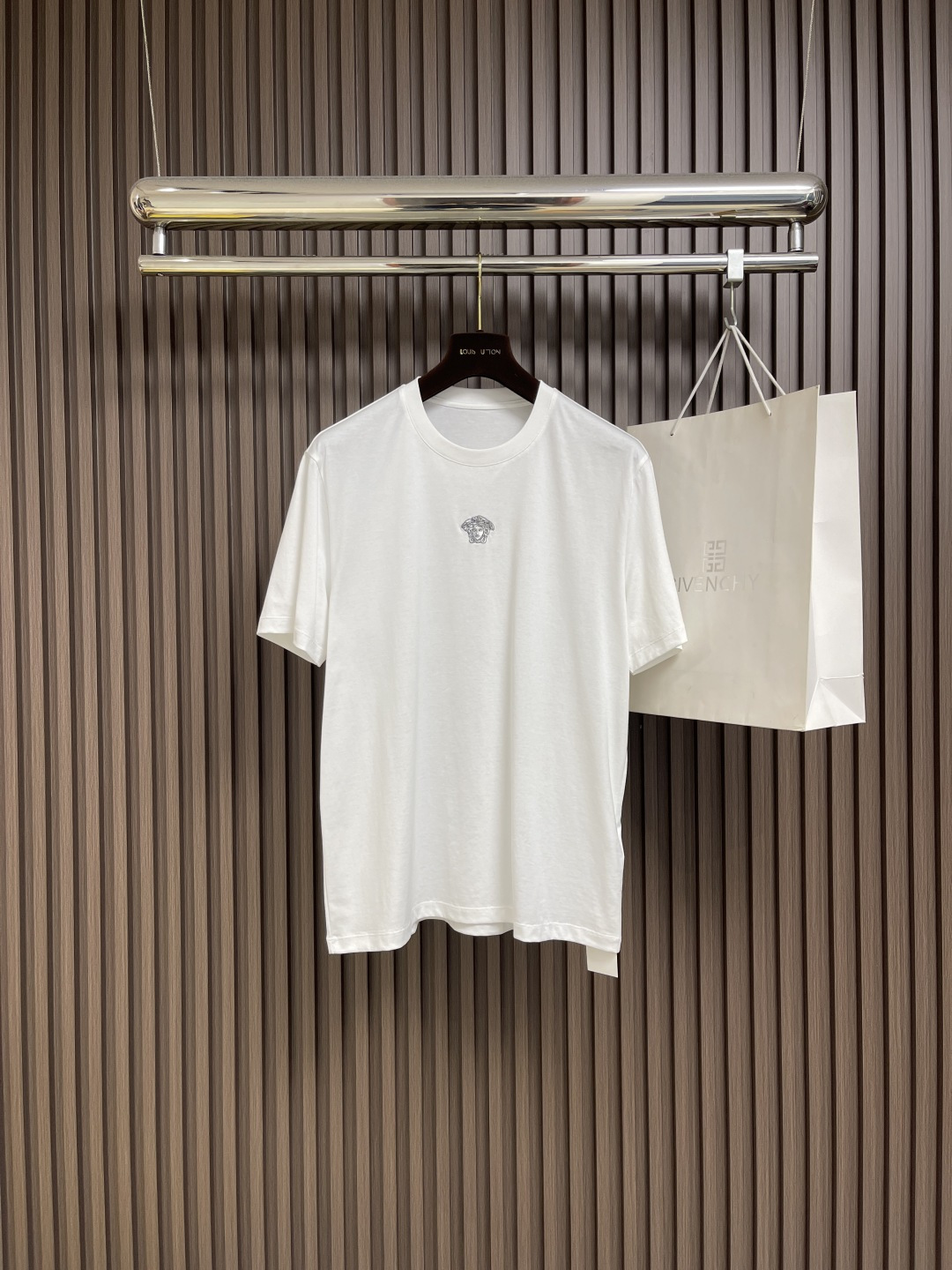 NO:505771,Versace 2025SS spring and summer new Medusa embroidered round neck T-shirt, 270g foot gram, water-soluble embroidery soft, four-line dense edges, long-lasting wear and washing without deformation!  Pure cotton ingredients, breathable and sweat-absorbent. Size S-XXL, versace,tees, t-shirt,alexander wang19860909Versace 2025SS春夏新品美杜莎刺绣圆领T恤,270g足克,水溶绣花柔软, 四线密边,久穿久洗不变形！纯棉成分,透气吸汗.尺码S-XXL,,versace,tees，t-shirt,alexander wang,Men's clothing