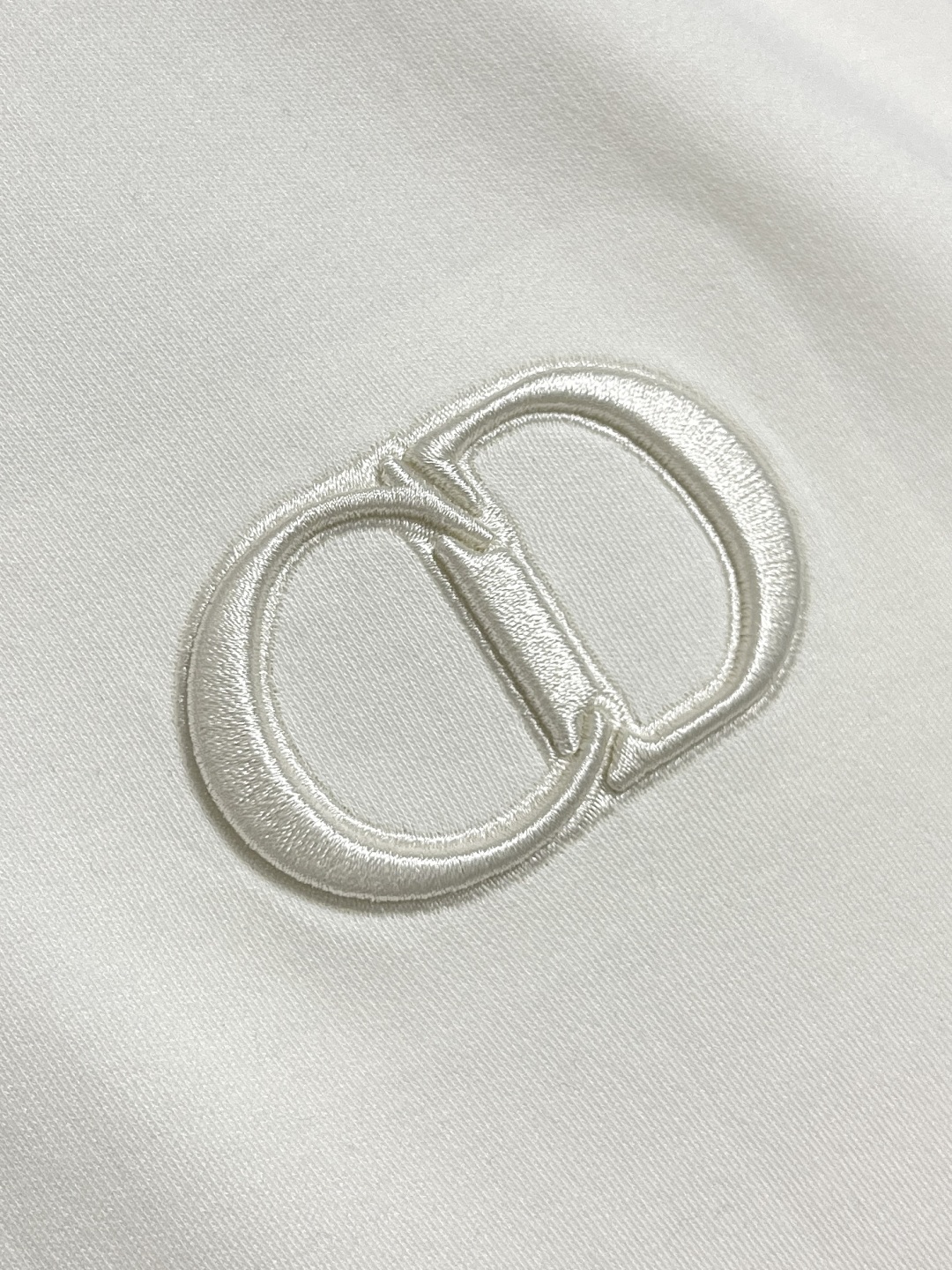 חולצת טי שרוול ארוך Dior עם לוגו CD רקום – קלאסיקה נצחית 6 cmp i1754919728951 5351 0 4