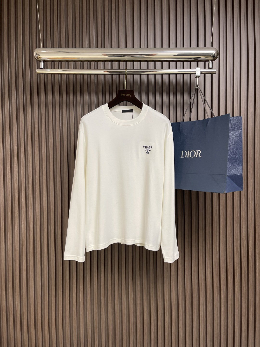 NO:505799,PRADA 2025SS autumn new cotton long-sleeved T-shirt conveys elegant charm with seasonal tones, making it a good choice for daily matching. The left embroidery implicitly marks the brand identity, the letters are three-dimensional embroidery, fine workmanship, fashionable and atmospheric, comfortable skin~ Size S-XL S-size 67cm long shoulder width 48cm bust 114cm M-size 69cm shoulder width 49.5cm bust 118cm L-size 71cm shoulder width 50.5cm bust 122cm XL-size 73cm shoulder width 52cm bust 126cm, prada,alexander wang19860909PRADA 2025SS秋季新款棉质长袖 T 恤,以当季色调传递典雅韵味,成就日常搭配佳选.左侧刺绣含蓄标注品牌身份,字母立体刺绣工艺、做工精细、时尚大气、贴肤舒适～尺码S-XL S码衣长67cm肩宽48cm 胸围114cm M码衣长69cm 肩宽49.5cm 胸围118cm L码衣长71cm 肩宽50.5cm 胸围122cm XL码衣长73cm 肩宽52cm 胸围126cm,,prada,alexander wang,Men's clothing