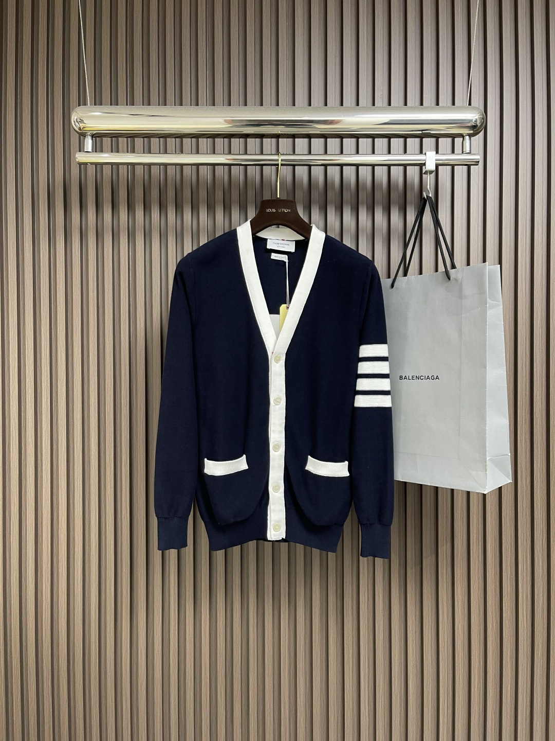 NO:520244,THOM BROWNE TB new contrasting striped four-bar back puppy jacquard knit sweater five-button knit cardigan material is wool blended, Italian landmark version is soft and comfortable, produced using automatic knitted machine imported from Japan, the needle path is tight, the back collar is edging technology, showing the high-end sleeves are knitted with four-bar buttons, the buttons are made of natural shell mouth, the same style as men and women. Size 1-2-3-4,,sweaters,alexander wang19860909THOM BROWNE TB新款撞色条纹四条杠后背小狗提花针织毛衣五扣针织开衫 料子采用羊毛混纺 意大利产地标版本柔软舒适 生产采用日本进口自动针织机织造 针路紧密 后领采用包边工艺 彰显高级袖子四条杠针织而成 扣子采用天然贝壳口 男女同款.尺码1-2-3-4,,sweaters,alexander wang,Men's clothing