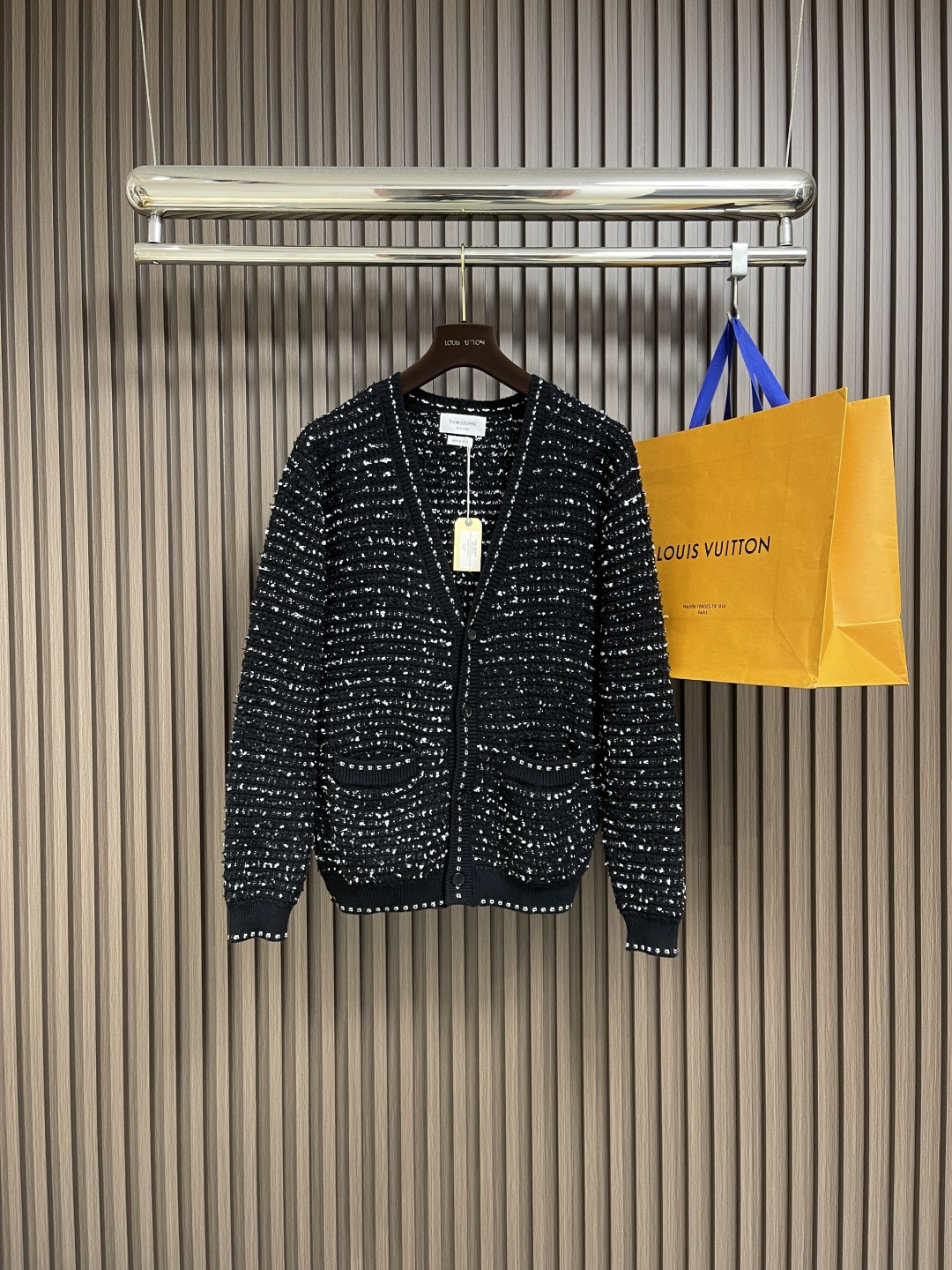 NO:520252,Thom Browne TB tweed V-neck long-sleeved jacket, the fabric is customized with tweed 1.1 original yarn width and length gap, and contains three-color raw material yarn, using 75% cotton 18% polyamide and 6% viscose. The formation is also quite complicated. From buying sample clothes to studying custom yarn to knitting needles, after two and a half months of continuous attempts, it was finally successful, and it was imported from Zheng San Needle Island. Size 1-2-3-4,, jackets & coats, alexander wang19860909Thom Browne TB粗花呢V领长袖外套,面料采用粗花呢1.1原版纱线宽度长度间隙度进行定制,包含了三色原材料纱线,使用百分之75的棉百分之18的聚酰胺,百分之6的粘胶,编制阵法也相当复杂从买到样衣研究定制纱线到编织针法,经过两个半月的不断尝试终于成功,采用正三针岛精进口机织.尺码1-2-3-4,,jackets & coats,alexander wang,Men's clothing