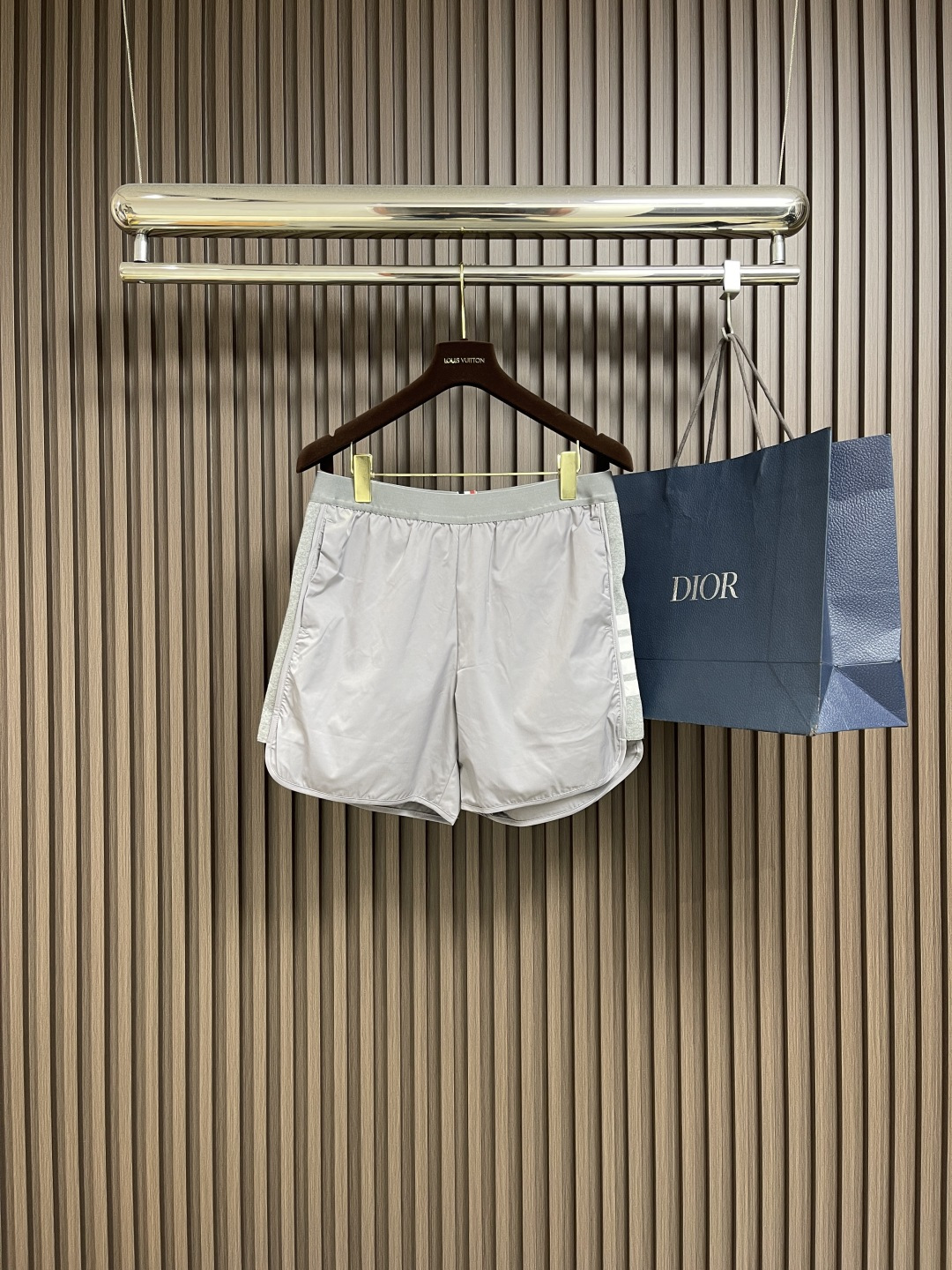 NO:520239,Thom Browne TB 2025SS summer four-stripe drawstring beach pants, which are consistent with zp 20D nylon fabric, light, silky and comfortable to touch. This shorts are super comfortable to wear without feeling!  This summer is a must-have model. Size 1-2-3-4, shorts, alexander wang19860909Thom Browne TB 2025SS夏季四条纹抽绳沙滩裤,采用和zp一致20D尼龙面料 轻盈丝滑手感舒适 这条短裤穿着无感体验超强就俩字舒服！这个夏天一定得入的款.尺码1-2-3-4,,shorts,alexander wang,Men's clothing