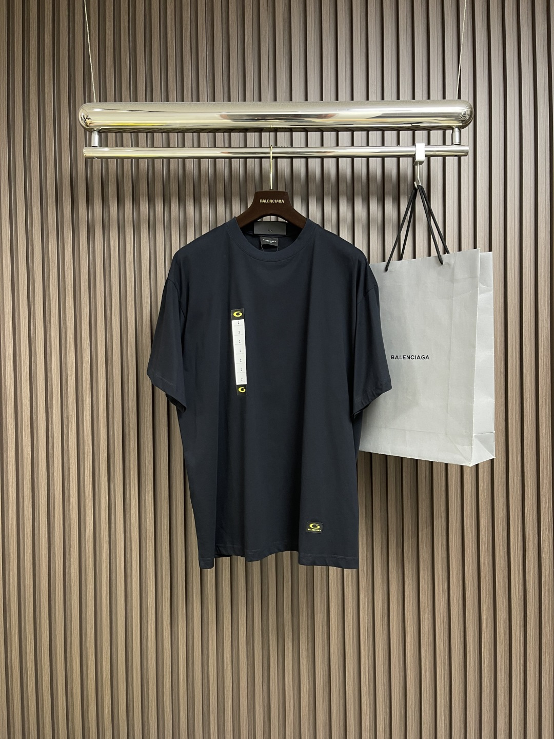 NO:507202,BALENCIAGA sticker short-sleeved T-shirt, fixed woven 220gm2 combed cotton, correctly blue-lighted, double airflow combing, remove short fiber impurities, ensure that the fabric has both breathability and clarity when worn in summer, and avoid the soft collapse of conventional cotton. Pre-shrinkage treatment technology, adopts a braiding system and pre-shrinkage finishing, and the shrinkage rate of the ready-to-wear water washing is controlled within ±1%, avoiding the risk of seasonal deformation. Code sticker elements, through ultrasonic hot pressing technology, special PVC tape is embedded into the surface of the fabric, the tape thickness is accurate to 0.15mm, ensuring visual transparency while maintaining the machine-washability of the fabric. The overall wiring is straight and delicate, the fabric is comfortable and soft, and the color is consistent and there is no color difference. It can be matched with the same style to create a fashionable look, control various occasions, customize auxiliary materials, complete three standards, the same style for men and women!  Size 1-2-3, balenciaga, T-shirt,tees, t-shirt,alexander wang19860909BALENCIAGA 贴纸短袖T恤,定织220gm2精梳棉,正确偏蓝光,经过双重气流梳理,剔除短纤维杂质,确保面料在夏季穿着时兼具透气性与挺括度,避免常规棉质的软塌问题.预缩处理技术,采用编织系统配合预缩整理,成衣水洗收缩率控制在±1％以内,规避季节性变形风险.码数贴纸元素,通过超声波热压技术将特制PVC胶带嵌入面料表层,胶带厚度精确至0.15mm,确保视觉通透感的同时维持面料可机洗性.整体走线平直细腻,面料舒适柔软,颜色一致无色差 能与同款搭配营造时尚造型,驾驭各种场合,定制辅料,三标齐全,男女同款！尺码1-2-3,,balenciaga,T-shirt,tees，t-shirt,alexander wang,Men's clothing