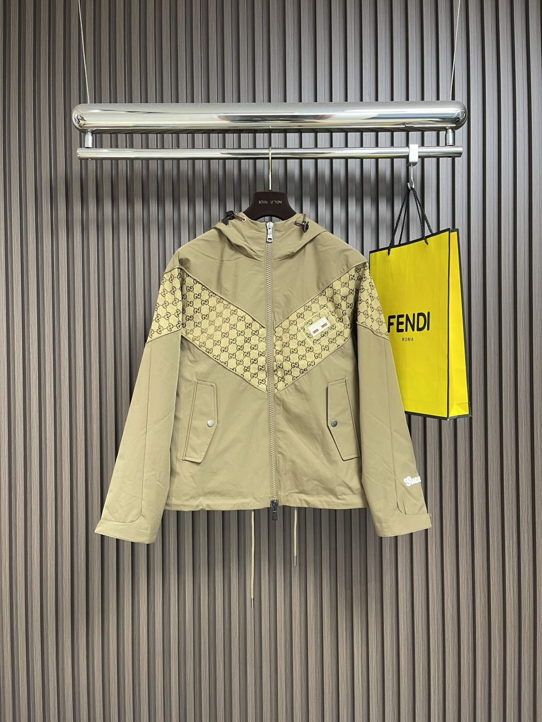 NO:521393,GUCCI Fall Winter series spliced ​​hooded jacket jacket, classic embroidered weaving presbyopia pattern, spliced ​​hydrophobic coating fabric, soft computer printed lids create a low-key luxury and comfortable wearing feeling. Details are perfectly reflected, copper gu engraving buttons, the latest grass art embroidery on the cuff, red and green mixed gradient rope buckles, the exquisiteness and three-dimensionality of details are fully pulled. Size M-3XL, gucci, jackets & coats, jackets & coats, hats, alexander wang19860909GUCCI Fall Winter系列拼接连帽夹克外套,经典的刺绣织布老花图案,拼接疏水涂层面料,柔软电脑印花里布打造低调奢华感与舒适穿着体感.细节完美体现,铜色gu刻字钮扣,袖口最新草体艺术绣花,红绿混色渐变绳扣,细节的精致与立体感拉满.尺码M-3XL,,gucci,jackets & coats,jackets & coats,hats,alexander wang,Men's clothing