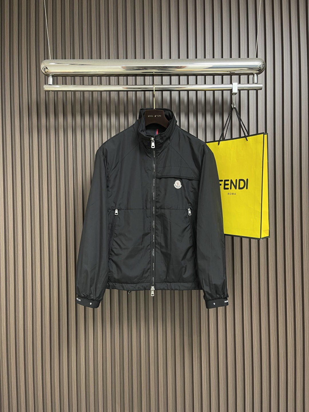 NO:521388,Moncler 2025SS early autumn new stand-up collar jacket jacket, the product is made of fine and soft fabric made of polyester fiber, which is delicate in texture, has good warmth and breathability. The fine fabric structure makes it more wear-resistant and washable. The visual draping feeling of ready-to-wear is hard to wrinkle, and can maintain good aesthetics. The product uses precise tailoring to make the ready-to-wear form a close-fitting shoulder and chest. It is decorated with the brand's iconic logo, making it more recognizable. Flat beef tendon cuffs and paired with cuff snap adjustment straps, which can adjust the position of fitting the wrist or comfort according to needs. Size 48-56,, jackets & coats, jackets & coats, alexander wang19860909Moncler 2025SS早秋新款立领夹克外套,产品选用聚酯纤维制成的细密柔软面料,其质地细腻,具有良好的保暖效果,同时兼具透气性.细密的面料结构使其更具耐磨性,耐洗性.成衣视觉上面垂坠感好不易褶皱,能保持良好的美观性.产品通过精准的剪裁,使成衣形成贴身的肩部与胸部.饰有品牌标志性LOGO,使其更具辨识度.扁牛筋收袖口,搭配袖口按扣调节带,可根据需求调整贴合手腕或舒适度的位置.尺码48-56,,jackets & coats,jackets & coats,alexander wang,Men's clothing