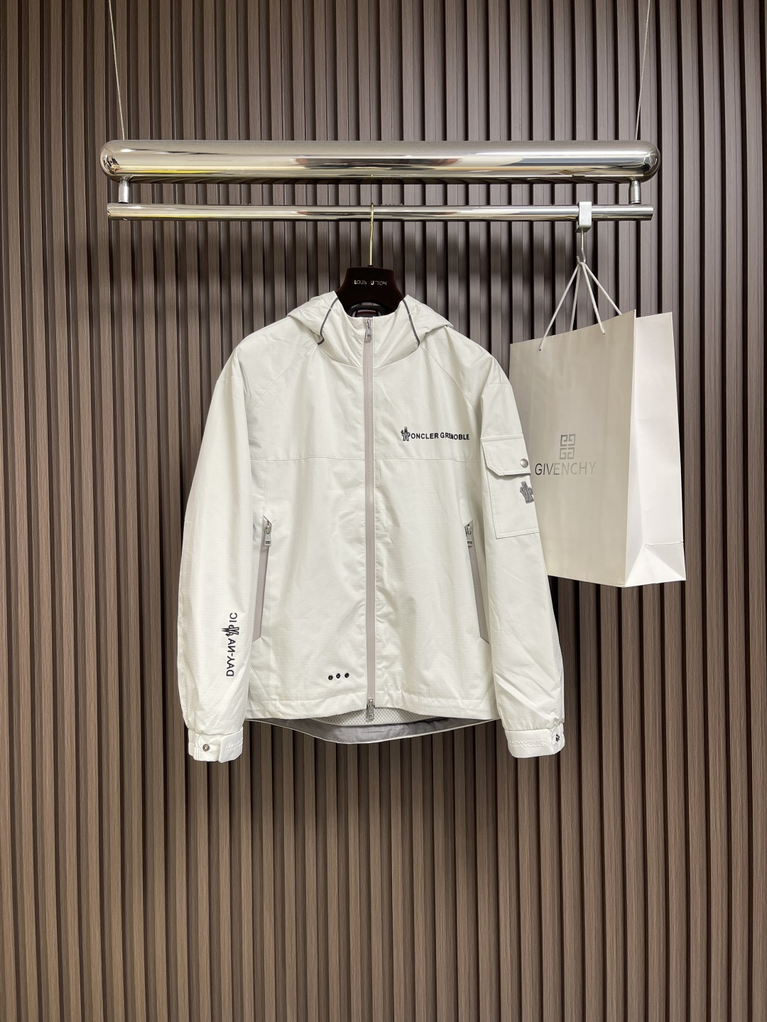 NO:520226,Moncler 2025ss new sporty hooded casual jacket jacket. Made of light nylon and a casual finish to create a sporty atmosphere. The turtleneck, elastic waist and cuff design stand out to ensure maximum comfort. The garment is finished by two practical single-line inlay bags. The same style for men and women. Size M-3XL,, jackets & coats, jackets & coats, hats, alexander wang19860909Moncler 2025ss新款运动风连帽休闲夹克外套.采用轻盈的尼龙制成,采用休闲饰面,营造出运动气息,高领、松紧腰部和袖口设计脱颖而出,确保了最大的舒适度.这件衣服由两个实用的单线嵌袋完成.男女同款.尺码M-3XL,,jackets & coats,jackets & coats,hats,alexander wang,Men's clothing