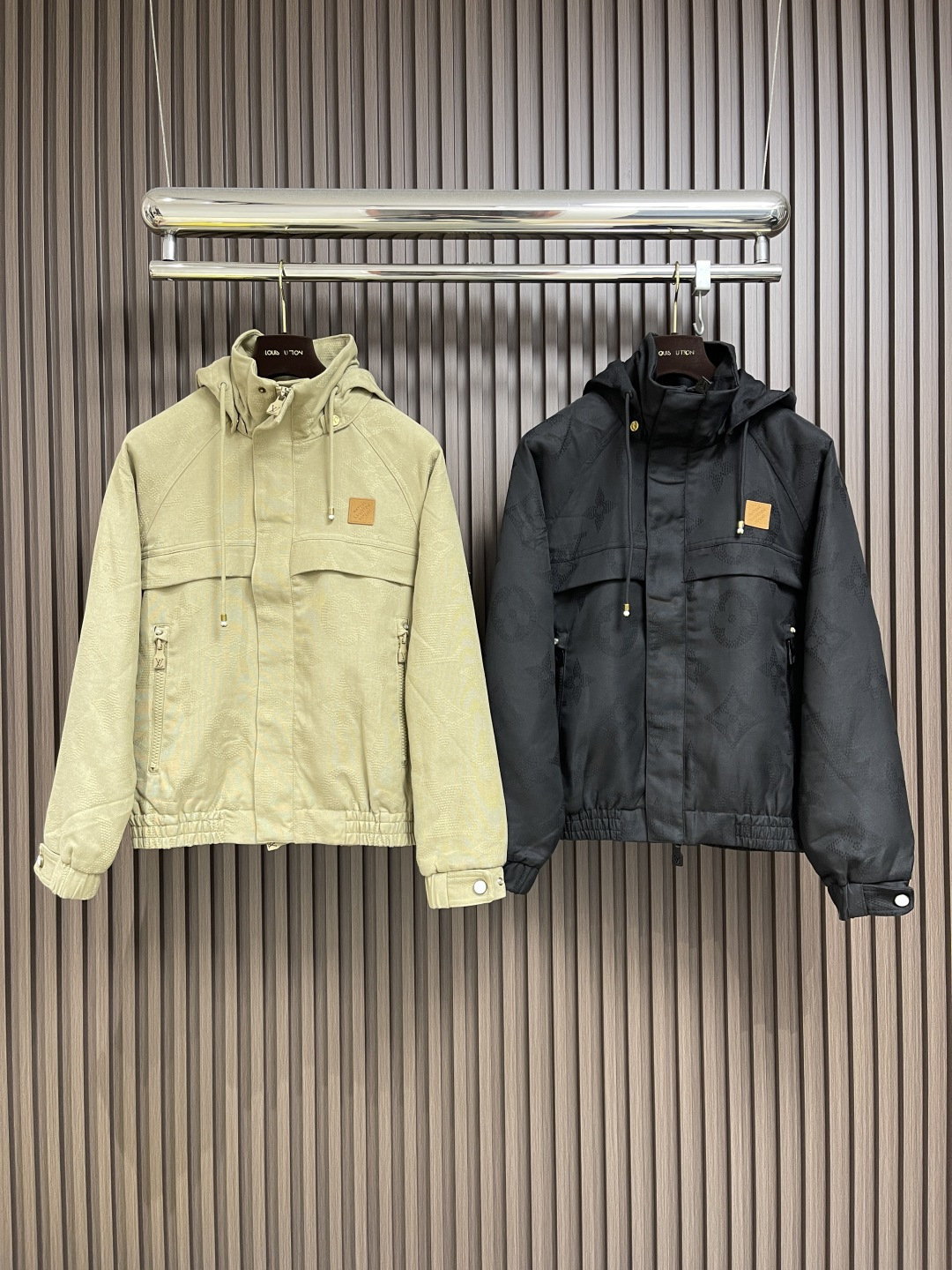 🛒🛒LV 帆布工装连帽夹克外套，前胸字母缝线效果，配有der正绒面革标签，整体走线平直细腻，面料舒适柔软