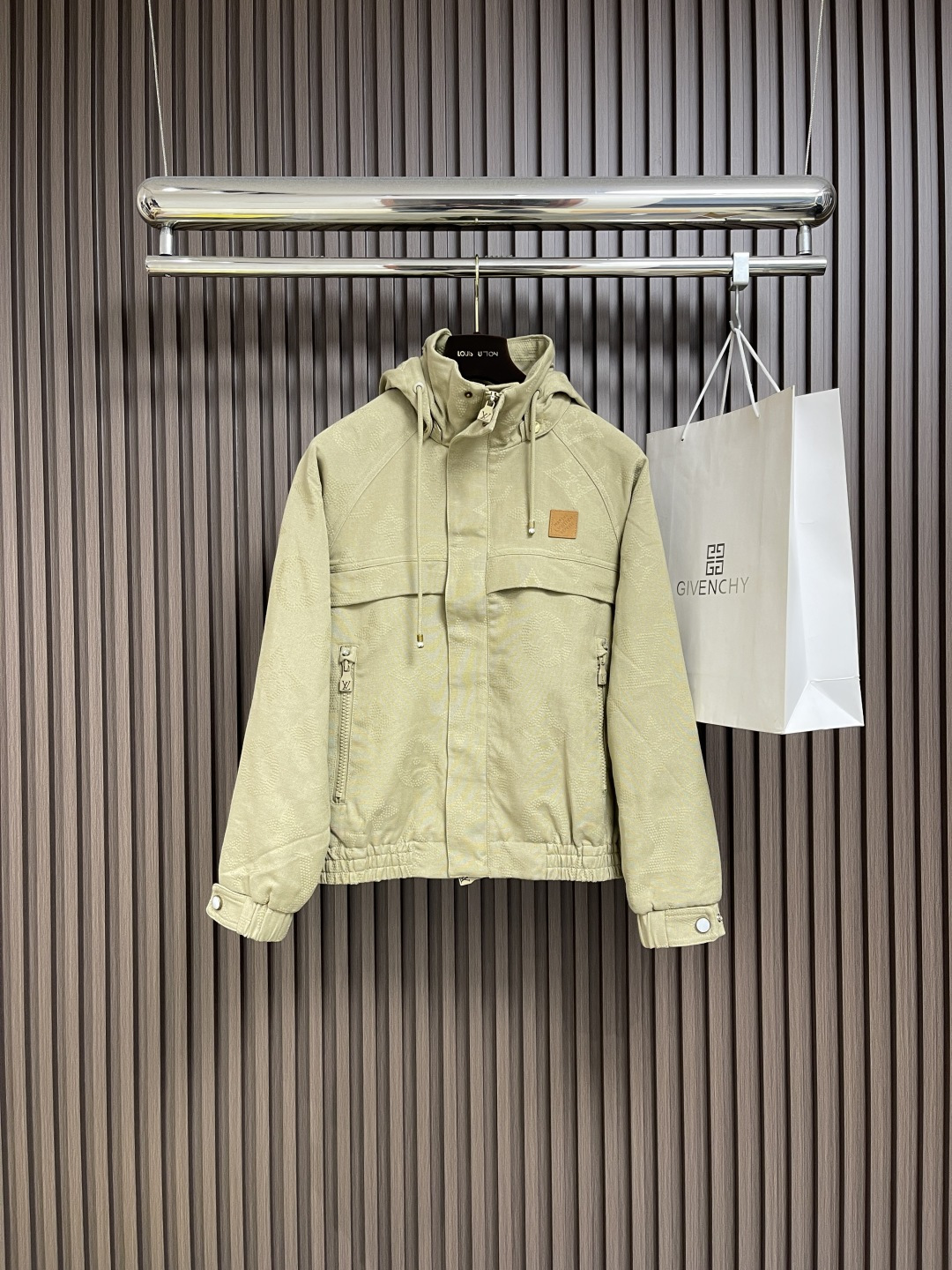 NO:522655,LV canvas hooded jacket, letter stitching effect on the front chest, equipped with der suede label, the overall line is straight and delicate, the fabric is comfortable and soft, the color is consistent and colorless, it can be matched with the same style to create a fashionable look, and it can be customized for various occasions, customized auxiliary materials, complete three standards, the same style for men and women!  Size 48-56, louis vuitton,jackets & coats,jackets & coats,hats,alexander wang19860909LV 帆布工装连帽夹克外套,前胸字母缝线效果,配有der正绒面革标签,整体走线平直细腻,面料舒适柔软,颜色一致无色差能与同款搭配营造时尚造型,驾驭各种场合,定制辅料,三标齐全,男女同款！尺码48-56,,louis vuitton,jackets & coats,jackets & coats,hats,alexander wang,Men's clothing