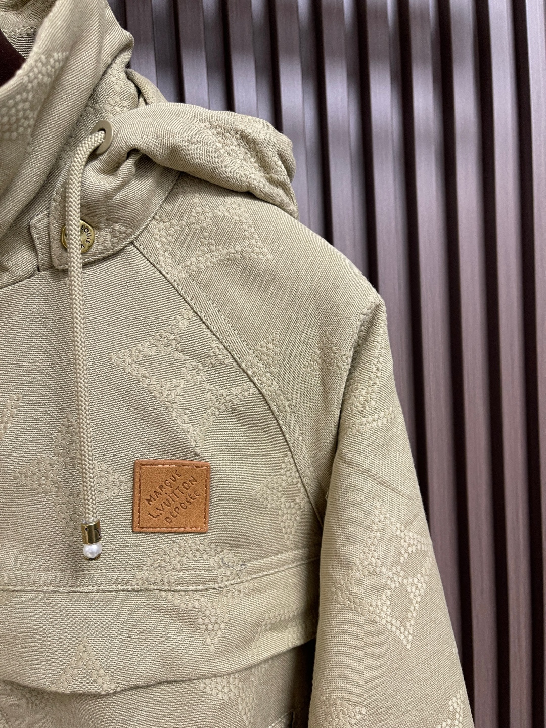 🛒🛒LV 帆布工装连帽夹克外套，前胸字母缝线效果，配有der正绒面革标签，整体走线平直细腻，面料舒适柔软