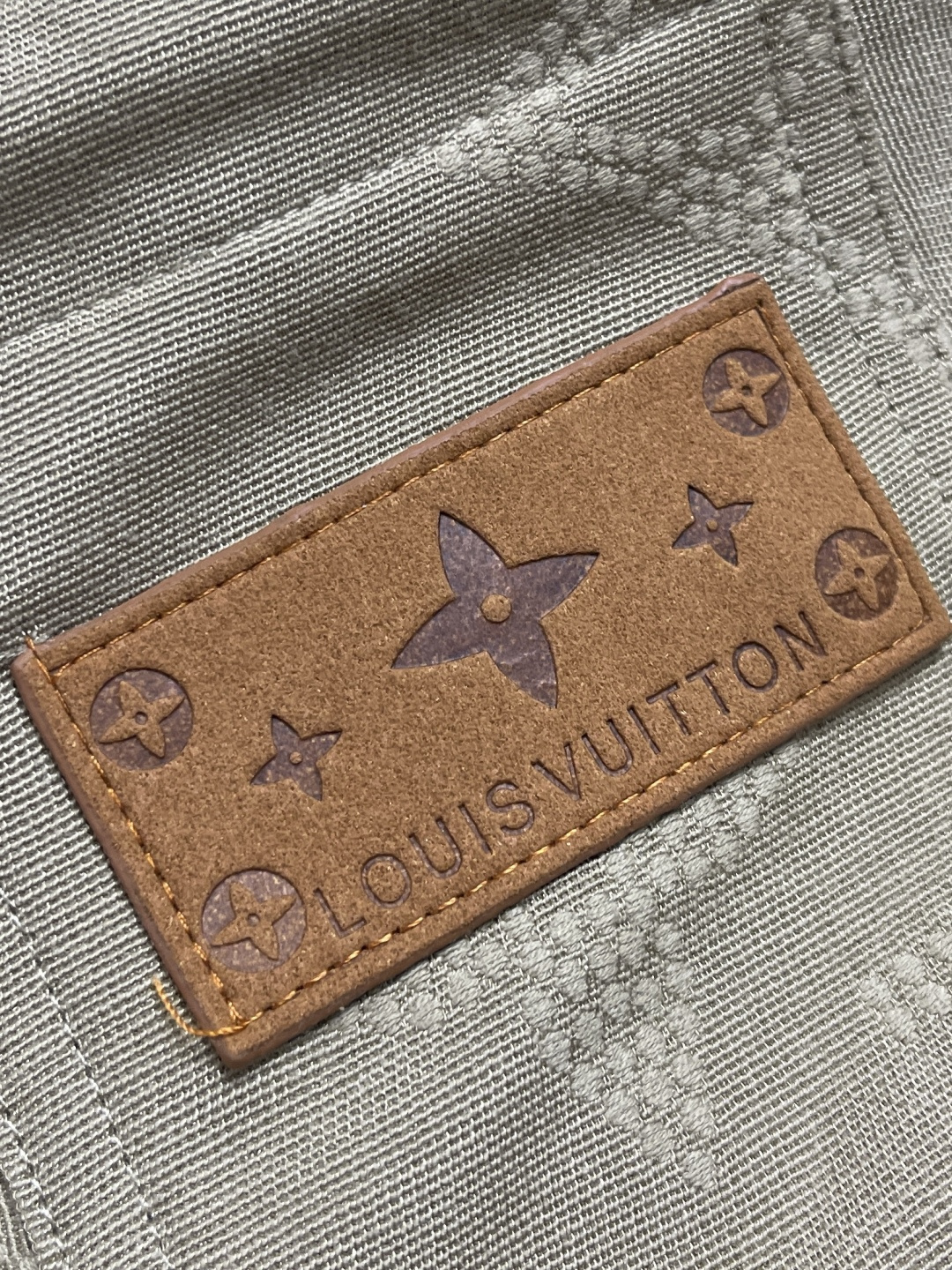 🛒🛒LV 帆布工装连帽夹克外套，前胸字母缝线效果，配有der正绒面革标签，整体走线平直细腻，面料舒适柔软