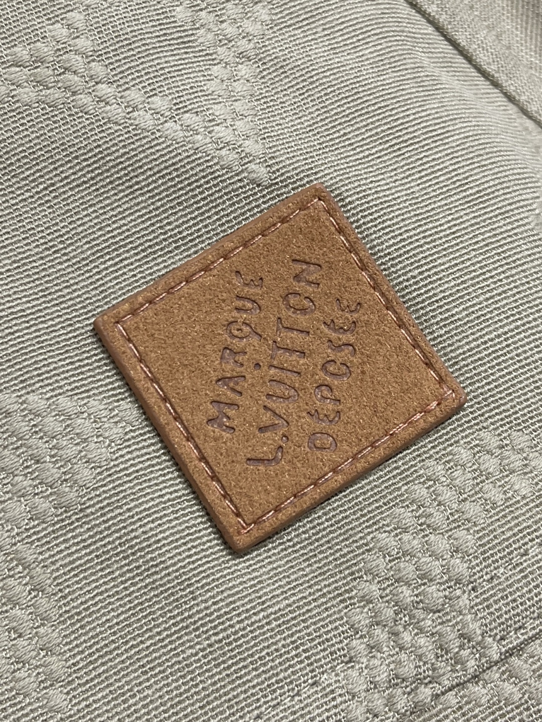 🛒🛒LV 帆布工装连帽夹克外套，前胸字母缝线效果，配有der正绒面革标签，整体走线平直细腻，面料舒适柔软