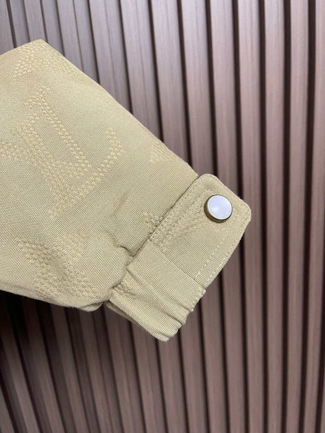 🛒🛒LV 帆布工装连帽夹克外套，前胸字母缝线效果，配有der正绒面革标签，整体走线平直细腻，面料舒适柔软