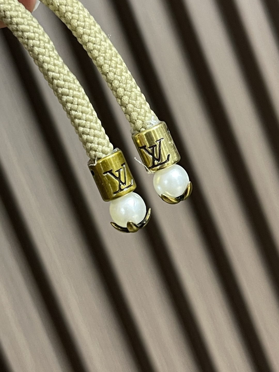 🛒🛒LV 帆布工装连帽夹克外套，前胸字母缝线效果，配有der正绒面革标签，整体走线平直细腻，面料舒适柔软