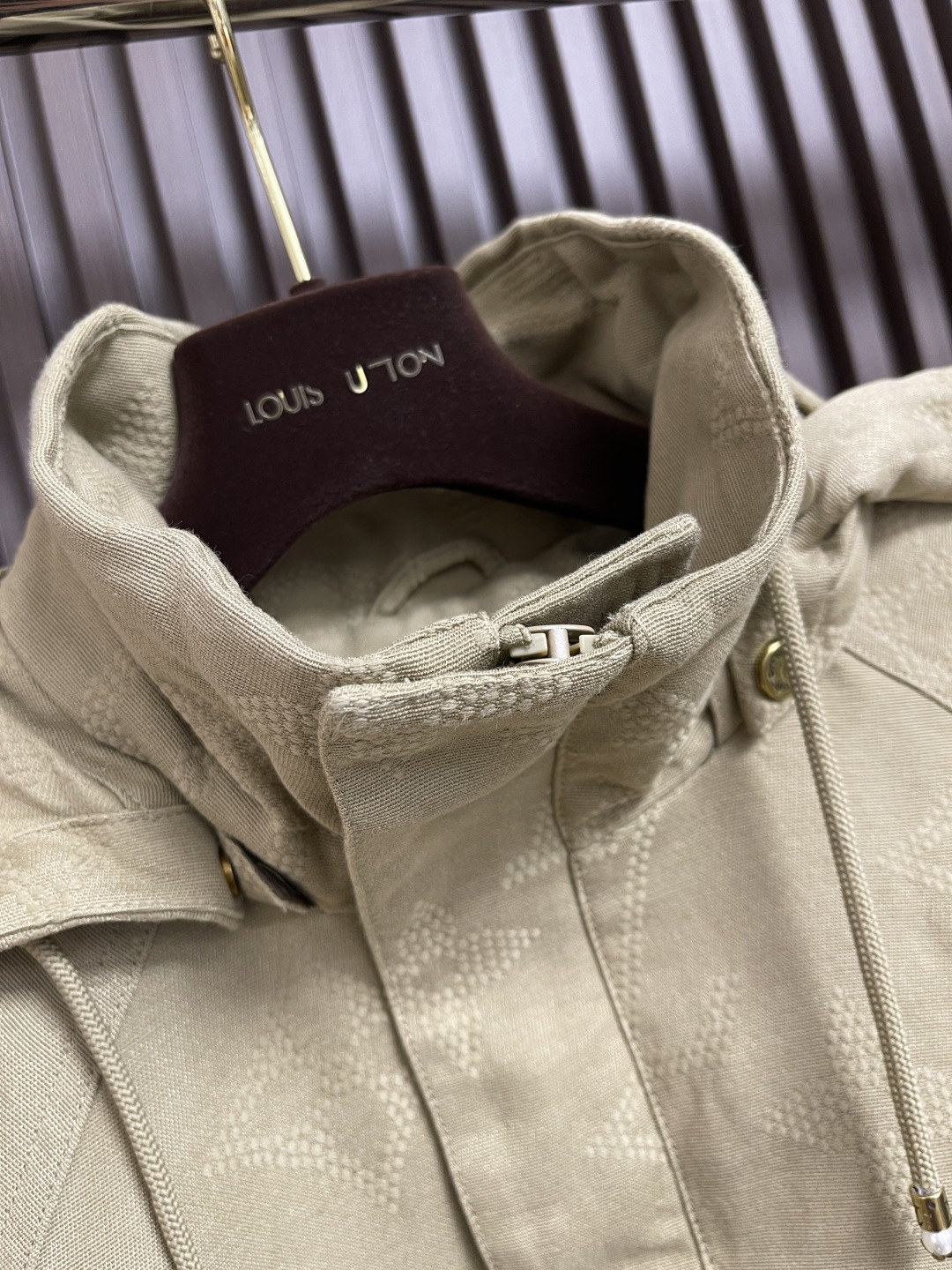 🛒🛒LV 帆布工装连帽夹克外套，前胸字母缝线效果，配有der正绒面革标签，整体走线平直细腻，面料舒适柔软
