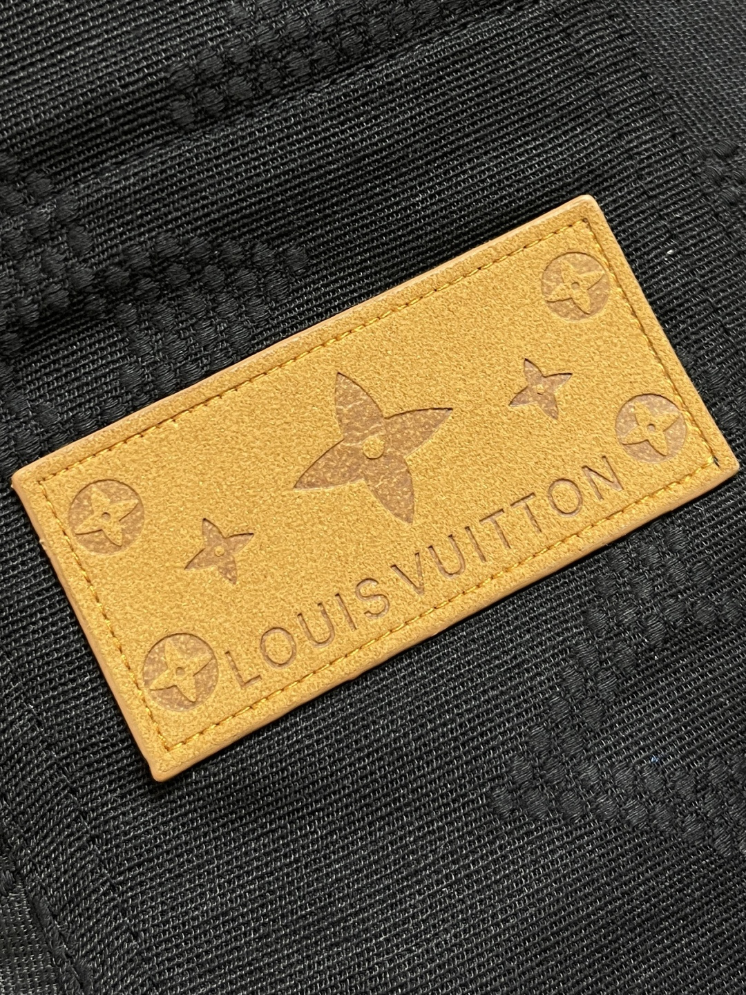 🛒🛒LV 帆布工装连帽夹克外套，前胸字母缝线效果，配有der正绒面革标签，整体走线平直细腻，面料舒适柔软