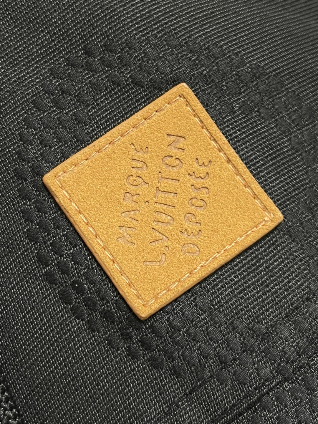 🛒🛒LV 帆布工装连帽夹克外套，前胸字母缝线效果，配有der正绒面革标签，整体走线平直细腻，面料舒适柔软