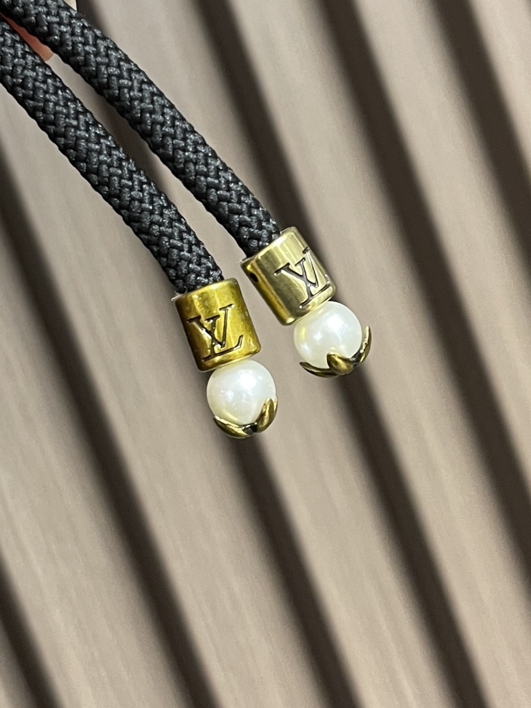 🛒🛒LV 帆布工装连帽夹克外套，前胸字母缝线效果，配有der正绒面革标签，整体走线平直细腻，面料舒适柔软