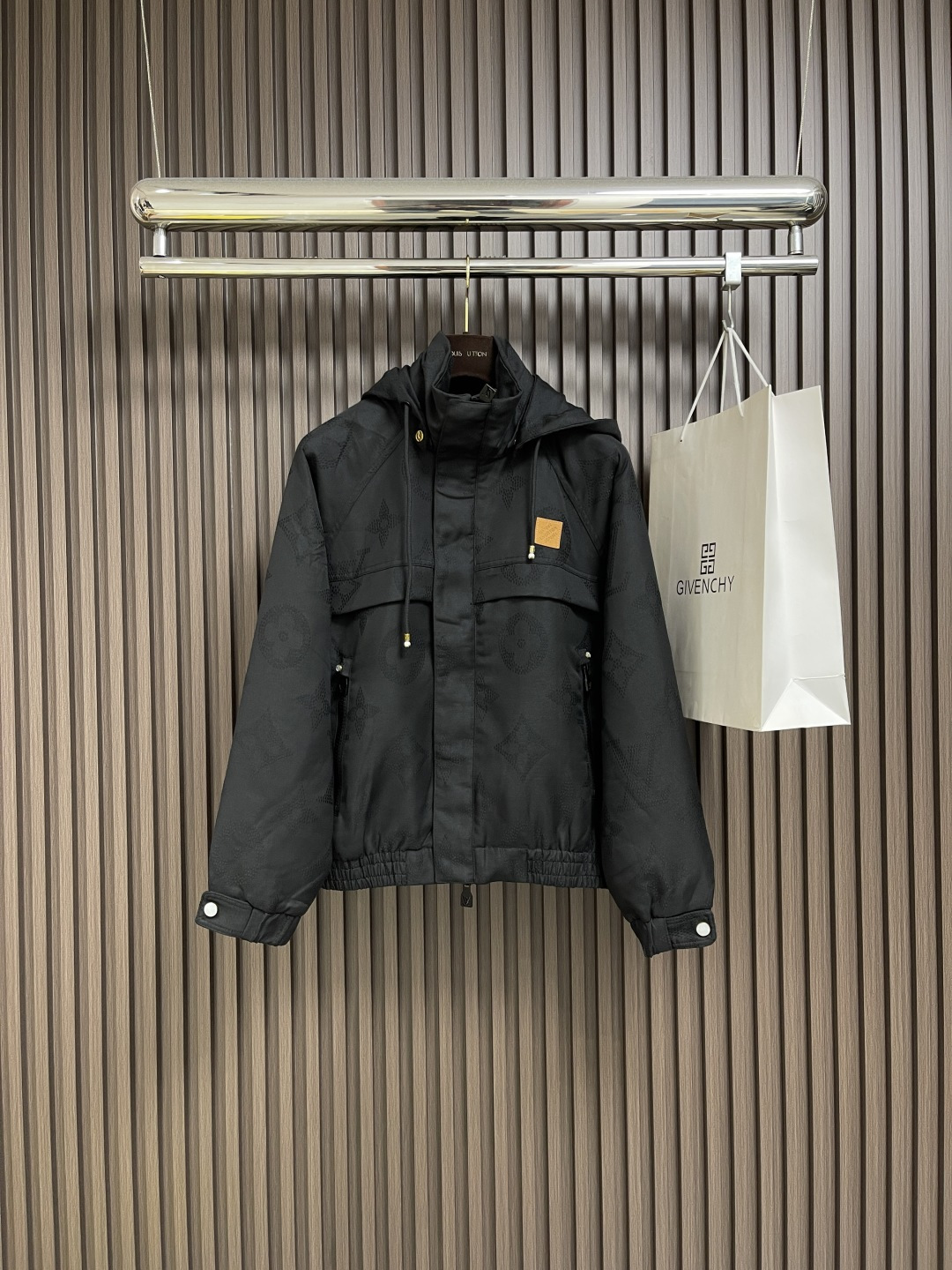 🛒🛒LV 帆布工装连帽夹克外套，前胸字母缝线效果，配有der正绒面革标签，整体走线平直细腻，面料舒适柔软