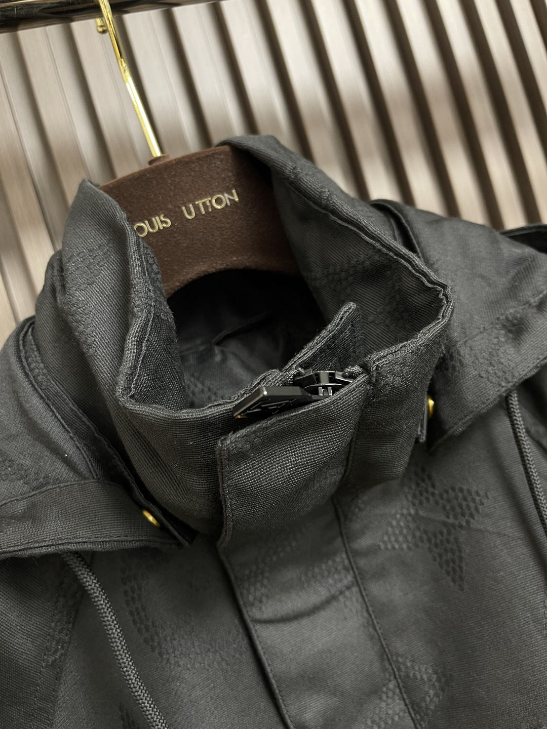 🛒🛒LV 帆布工装连帽夹克外套，前胸字母缝线效果，配有der正绒面革标签，整体走线平直细腻，面料舒适柔软