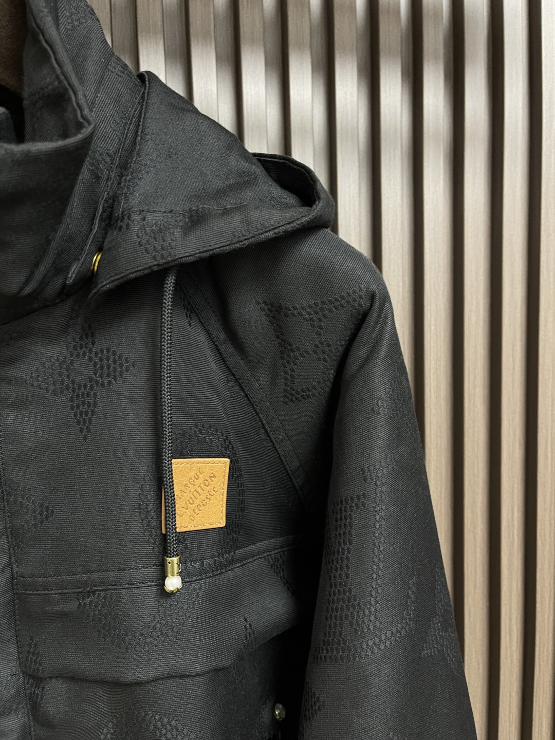 🛒🛒LV 帆布工装连帽夹克外套，前胸字母缝线效果，配有der正绒面革标签，整体走线平直细腻，面料舒适柔软
