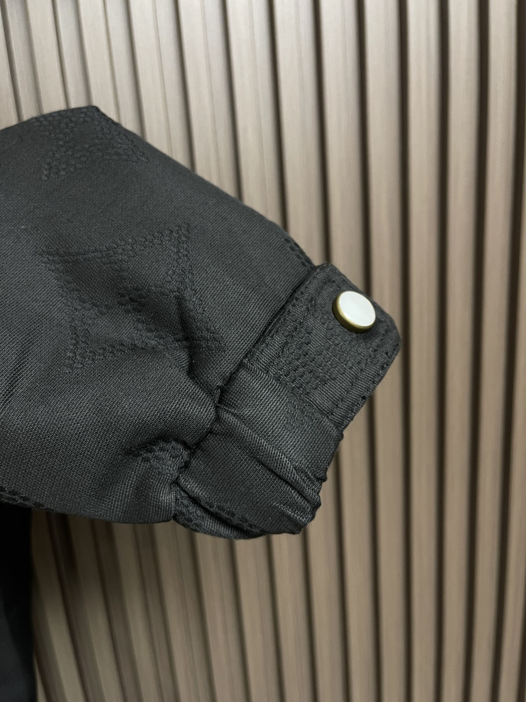 🛒🛒LV 帆布工装连帽夹克外套，前胸字母缝线效果，配有der正绒面革标签，整体走线平直细腻，面料舒适柔软