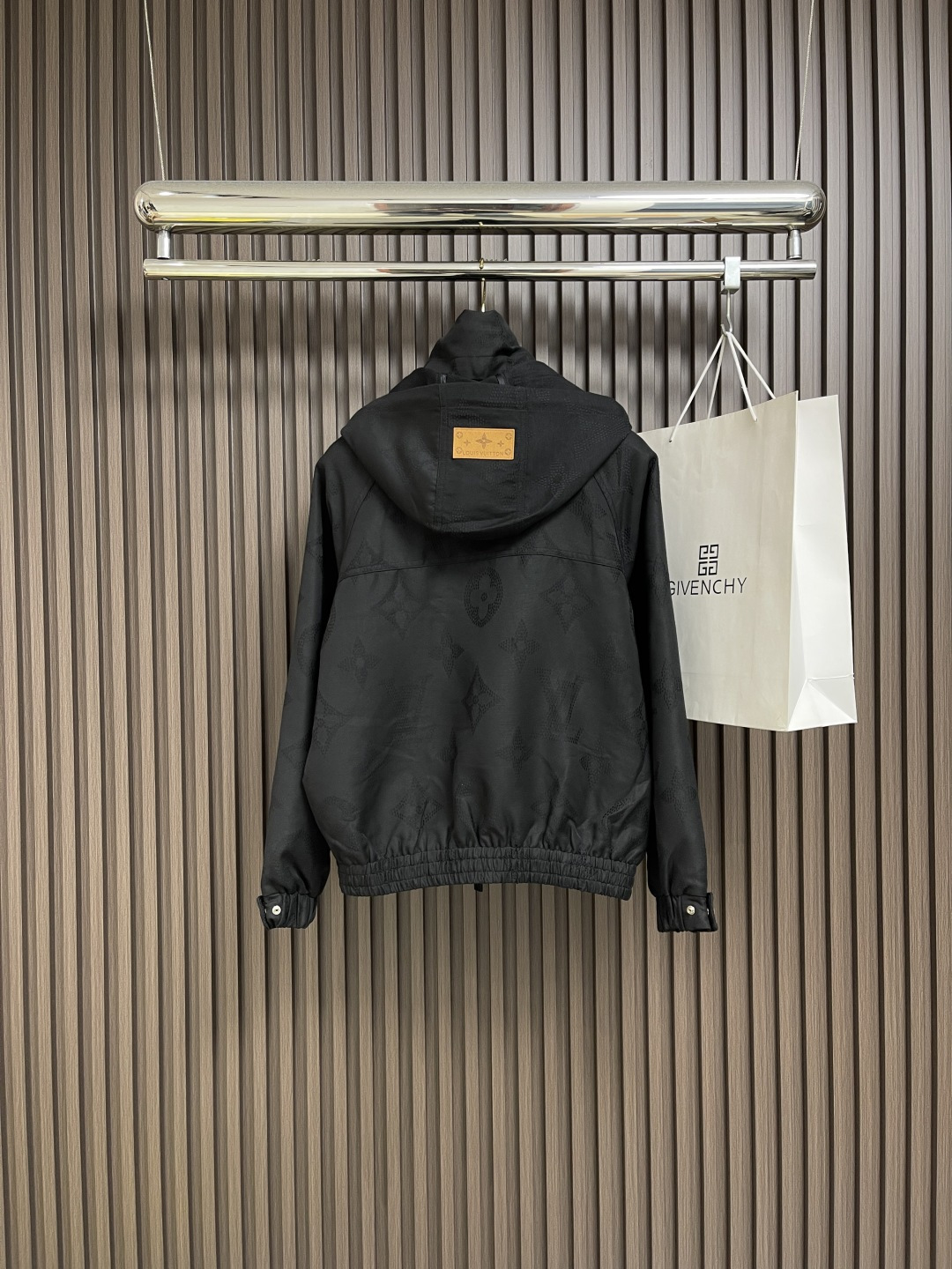 🛒🛒LV 帆布工装连帽夹克外套，前胸字母缝线效果，配有der正绒面革标签，整体走线平直细腻，面料舒适柔软