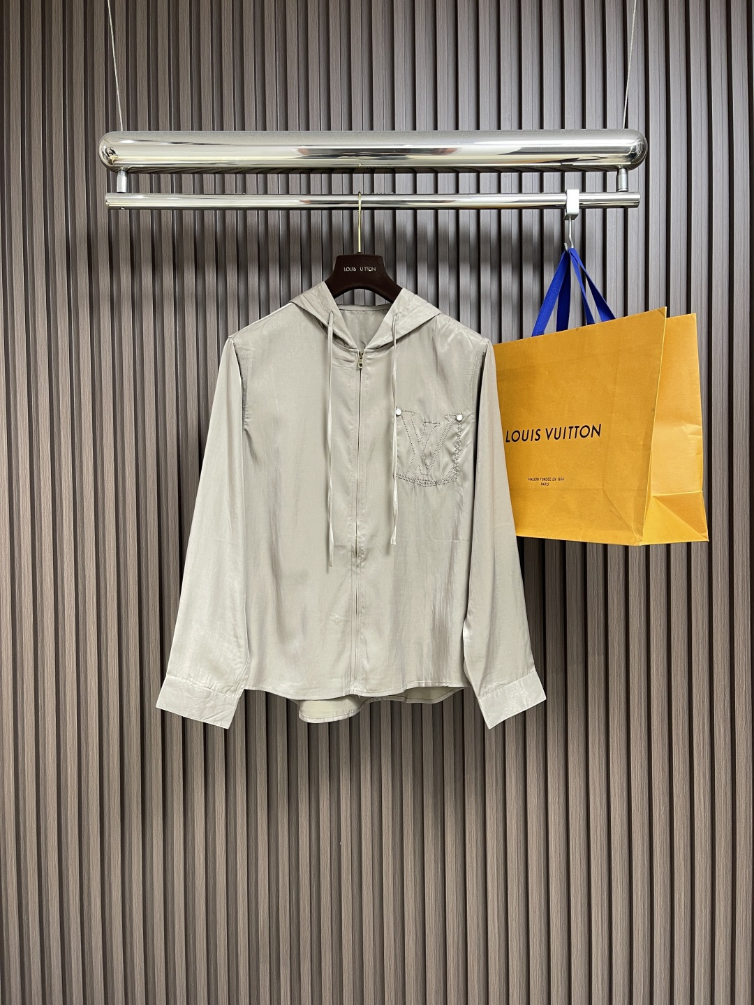 NO:521382,Tops, pants, LV FW autumn new hooded jacket casual pants set, copper-ammonia imitation linen material, light and comfortable wearing body feel. Classic top zipper hat design, wide brim design, reflecting the fashionable and unbundled trendy elements. The opposite sex round edge hem is refreshing and wide without losing style. Paired with straight trousers and slightly wide-leg shape, creating a fashionable 'walk' freehand painting. The latest details are pearl brass buckles, large body dark tattoo embroidery pattern, three-dimensional sense supports the luxurious texture. Size M-3XL,,louis vuitton, jackets & coats,hats,alexander wang19860909上衣 裤子 LV FW秋季新款连帽外套休闲裤套装,铜氨丝仿麻材质,轻薄舒适的穿着体感.经典的上身拉链戴帽设计,宽幅帽檐设计,体现时尚不臃肿的潮流元素.异性圆边下摆,清爽宽阔而不失格调.搭配直筒裤脚,微阔腿型,打造时尚的'流浪'写意.细节最新珍珠黄铜扣,大身色暗纹绣花图案,立体感承托出奢华质地.尺码M-3XL,,louis vuitton,jackets & coats,hats,alexander wang,Men's clothing