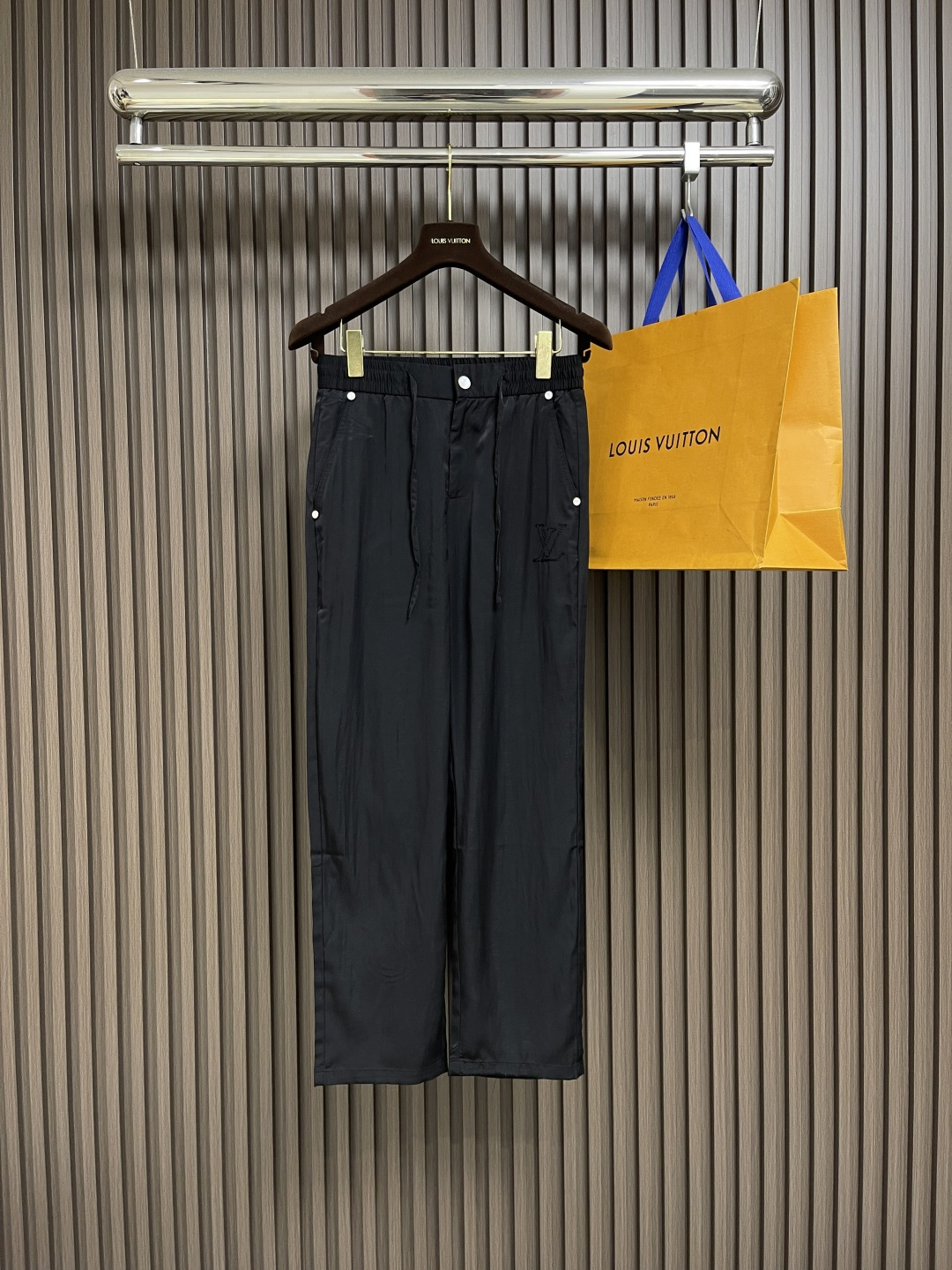 NO:521386,Tops, pants, LV FW autumn new hooded jacket casual pants set, copper-ammonia imitation linen material, light and comfortable wearing body feel. Classic top zipper hat design, wide brim design, reflecting the fashionable and unbundled trendy elements. The round edge hem of the opposite sex is refreshing and wide without losing style. Paired with straight trousers and slightly wide-leg shape, creating a fashionable 'walk' freehand painting. The latest details are pearl brass buckles, large body dark tattoo embroidery pattern, three-dimensional sense supports the luxurious texture. Size M-3XL,,louis vuitton, jackets & coats,hats,alexander wang19860909上衣 裤子 LV FW秋季新款连帽外套休闲裤套装,铜氨丝仿麻材质,轻薄舒适的穿着体感.经典的上身拉链戴帽设计,宽幅帽檐设计,体现时尚不臃肿的潮流元素.异性圆边下摆,清爽宽阔而不失格调.搭配直筒裤脚,微阔腿型,打造时尚的'流浪'写意.细节最新珍珠黄铜扣,大身色暗纹绣花图案,立体感承托出奢华质地.尺码M-3XL,,louis vuitton,jackets & coats,hats,alexander wang,Men's clothing