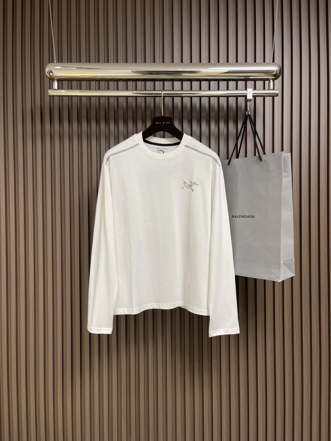 NO:521401,arcteryx 2025ss Early autumn loose functional sports long-sleeved T-shirt, same style for men and women, loose oversize style. The fabric is soft and comfortable, super versatile, very comfortable on the upper body, double yarn smooth cotton fabric. It is truly suitable for large outdoor styles, outdoor style outfits, ins style fashion items. Size XS-L,,versac'teryx,tees, t-shirt,alexander wang19860909arcteryx 始祖鸟 2025ss 早秋宽松机能运动长袖t恤 男女同款,宽松oversize版型 .面料柔软舒适 超级无敌百搭,上身十分舒服,双纱爽滑棉面料 真正适用于户外的大版型,户外风穿搭,ins风时尚单品.尺码XS-L,,versacearc'teryx,tees，t-shirt,alexander wang,Men's clothing