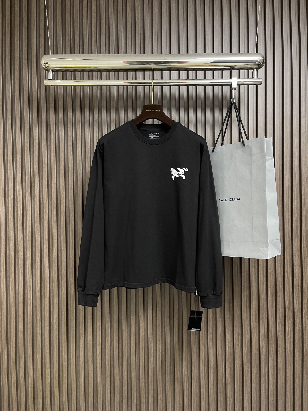 NO:522666,arcteryx 2025ss Early autumn loose functional sports long-sleeved T-shirt, same style for men and women, loose oversize style. The fabric is soft and comfortable, super versatile, very comfortable on the upper body, double yarn smooth cotton fabric. It is truly suitable for large outdoor styles, outdoor style outfits, ins style fashion items. Size XS-L,,versac'teryx,tees, t-shirt,alexander wang19860909arcteryx 始祖鸟 2025ss 早秋宽松机能运动长袖t恤 男女同款,宽松oversize版型 .面料柔软舒适 超级无敌百搭,上身十分舒服,双纱爽滑棉面料 真正适用于户外的大版型,户外风穿搭,ins风时尚单品.尺码XS-L,,versacearc'teryx,tees，t-shirt,alexander wang,Men's clothing