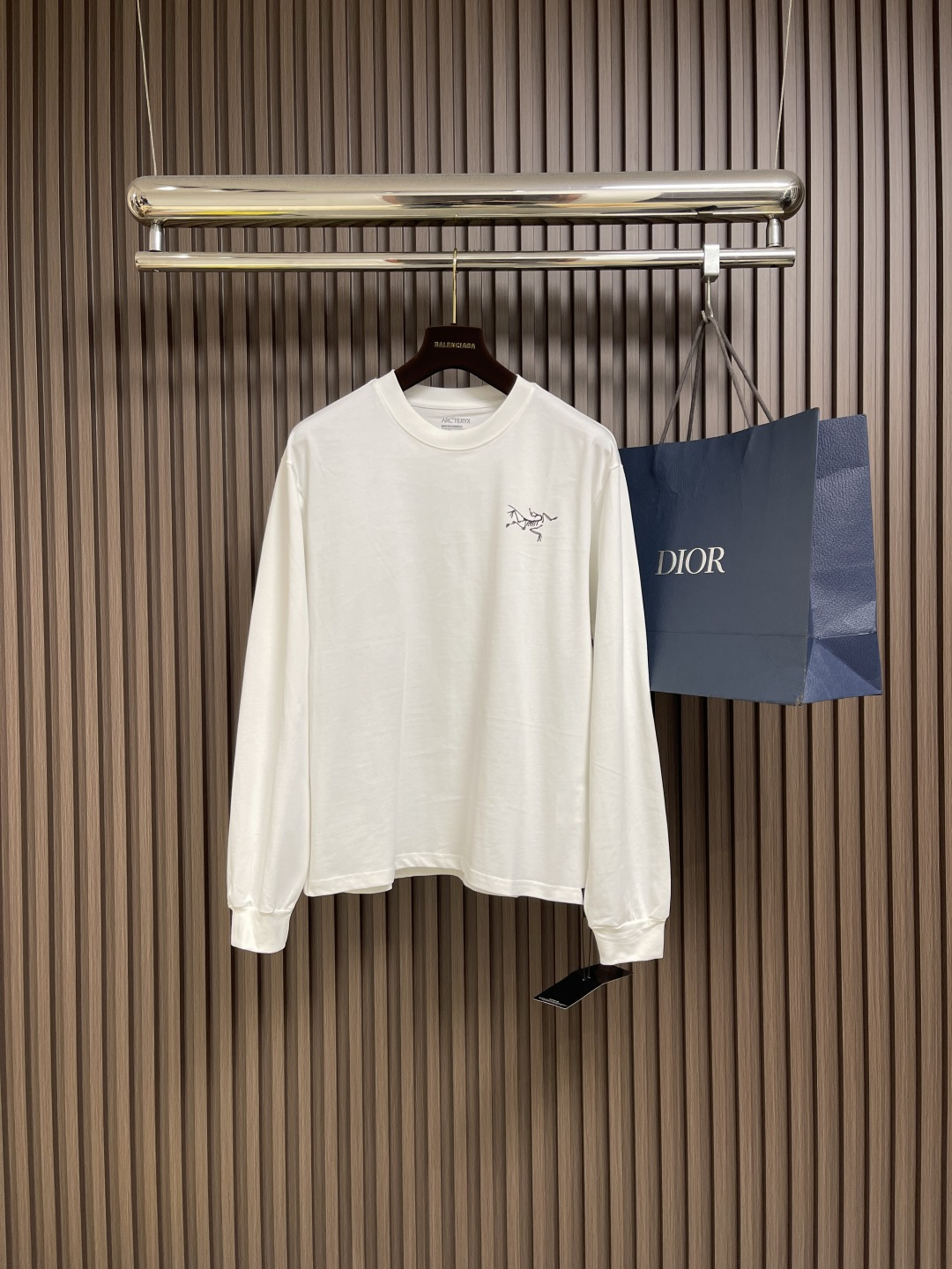 NO:522670,arcteryx 2025ss Early autumn loose functional sports long-sleeved T-shirt, same style for men and women, loose oversize style. The fabric is soft and comfortable, super versatile, very comfortable on the upper body, double yarn smooth cotton fabric. It is truly suitable for large outdoor styles, outdoor style outfits, ins style fashion items. Size XS-L,,versac'teryx,tees, t-shirt,alexander wang19860909arcteryx 始祖鸟 2025ss 早秋宽松机能运动长袖t恤 男女同款,宽松oversize版型 .面料柔软舒适 超级无敌百搭,上身十分舒服,双纱爽滑棉面料 真正适用于户外的大版型,户外风穿搭,ins风时尚单品.尺码XS-L,,versacearc'teryx,tees，t-shirt,alexander wang,Men's clothing